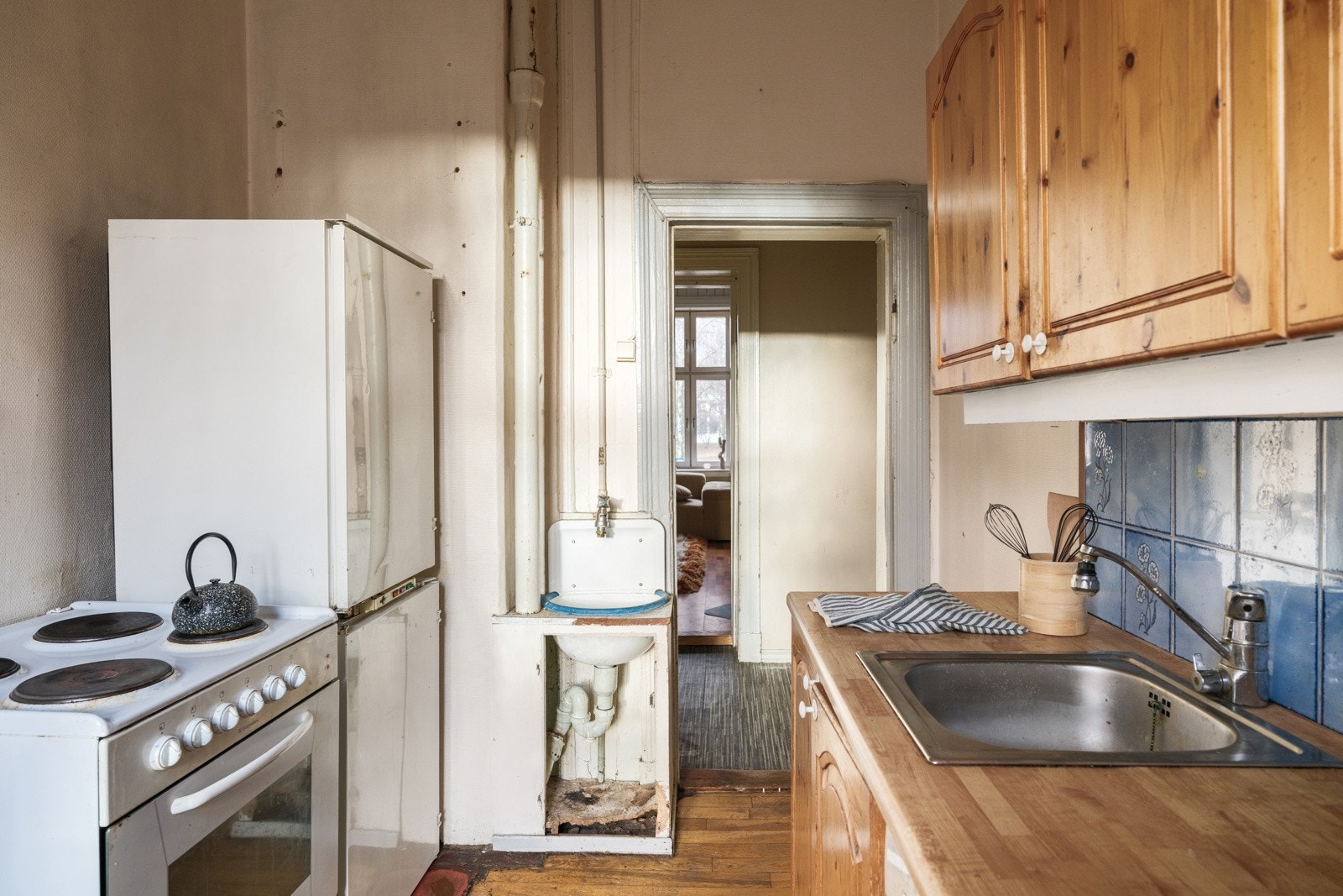 Det er montert oppvaskmaskin, kjøl/frys og komfyr. Ukjent alder på innredning og hvitevarer. Galleribilde