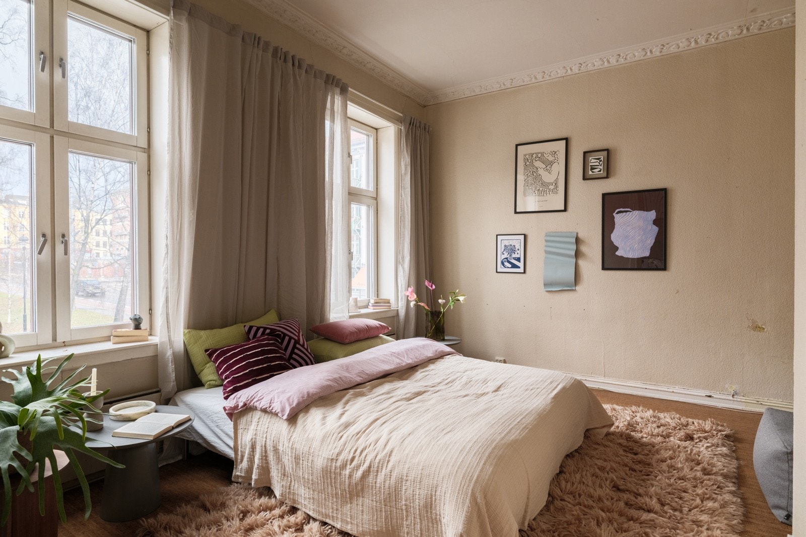 Soverommet har to store klassiske vinduer som vender ut mot Birkelunden. Galleribilde