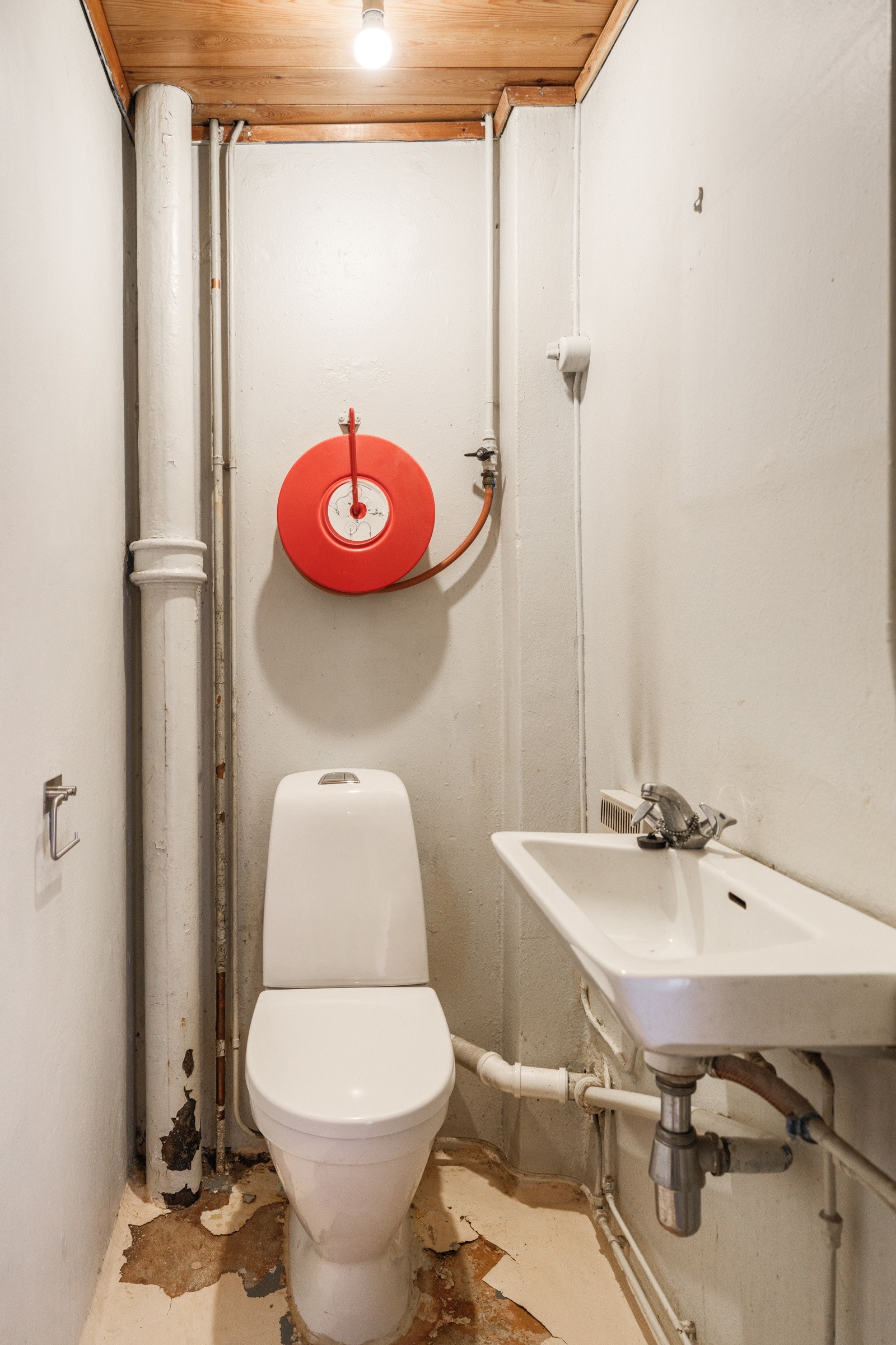 Fra gangen er det adkomst til et praktisk separat toalettrom. Galleribilde