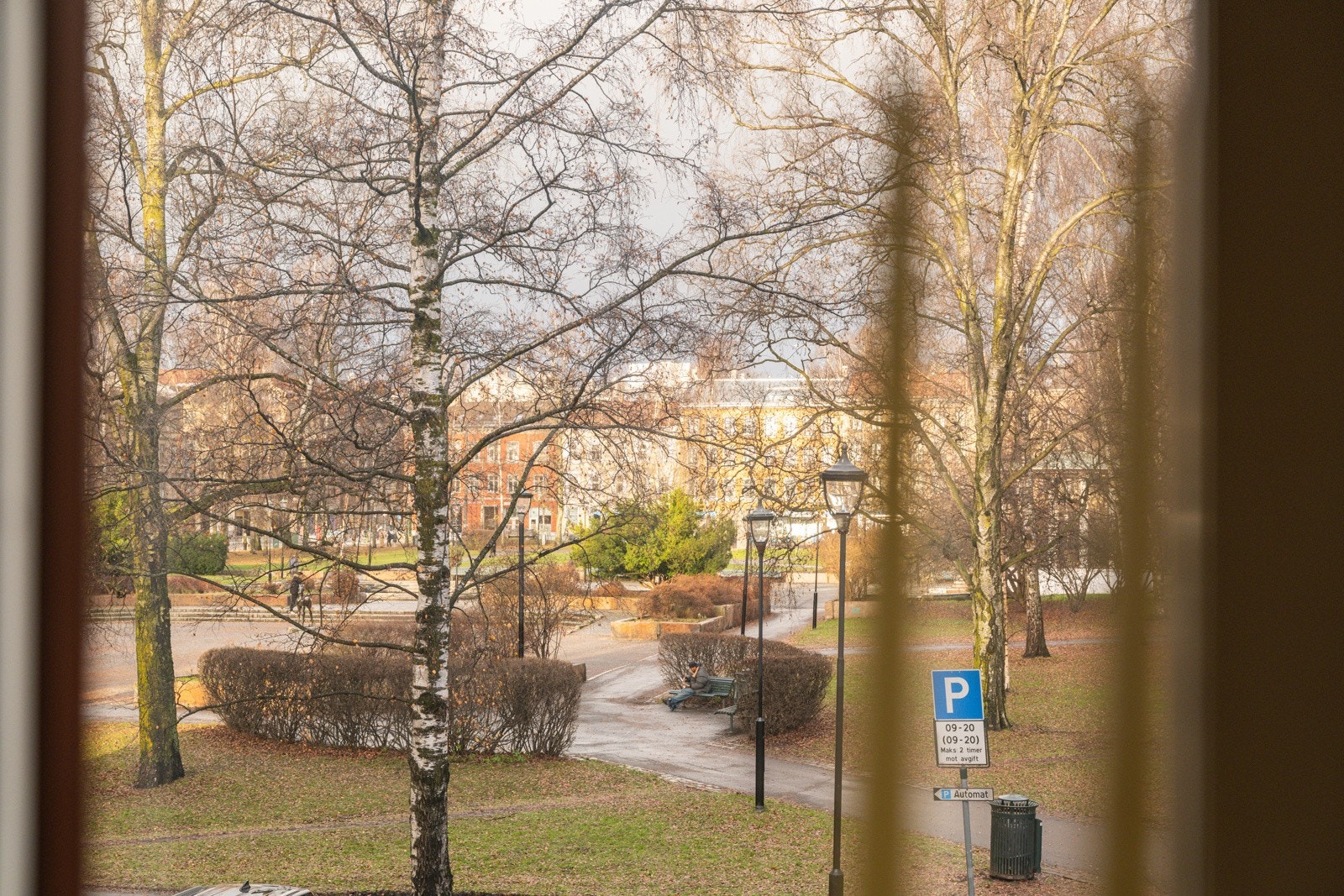 Beliggende i bygårdens 2. etasje med store klassiske vinduer som gir nydelig lysinnslipp, samt fin utsikt mot Birkelunden. Galleribilde