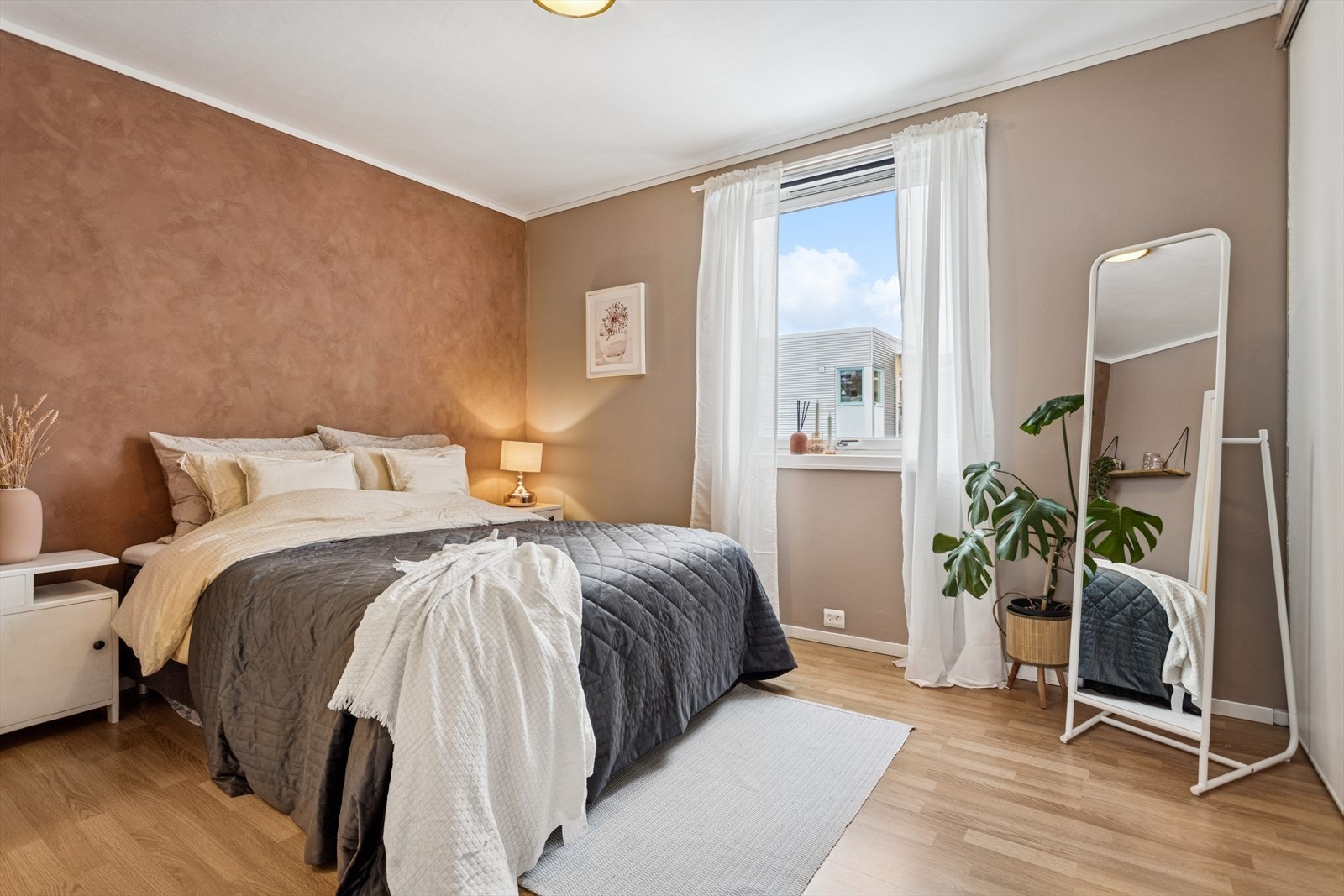 Hovedsoverommet måler 12,2 m² og er holdt i duse farger. Galleribilde