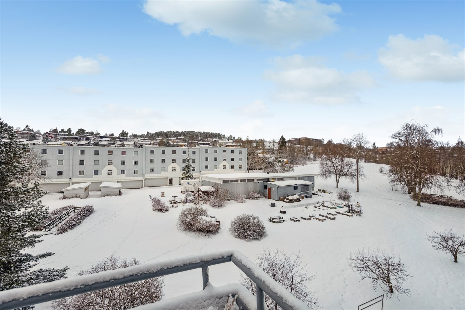 Gode avstander mellom blokkene gjør at balkongen ligger skjermet for innsyn, samtidig som du har utsikt mot borettslagets fellesarealer. Galleribilde