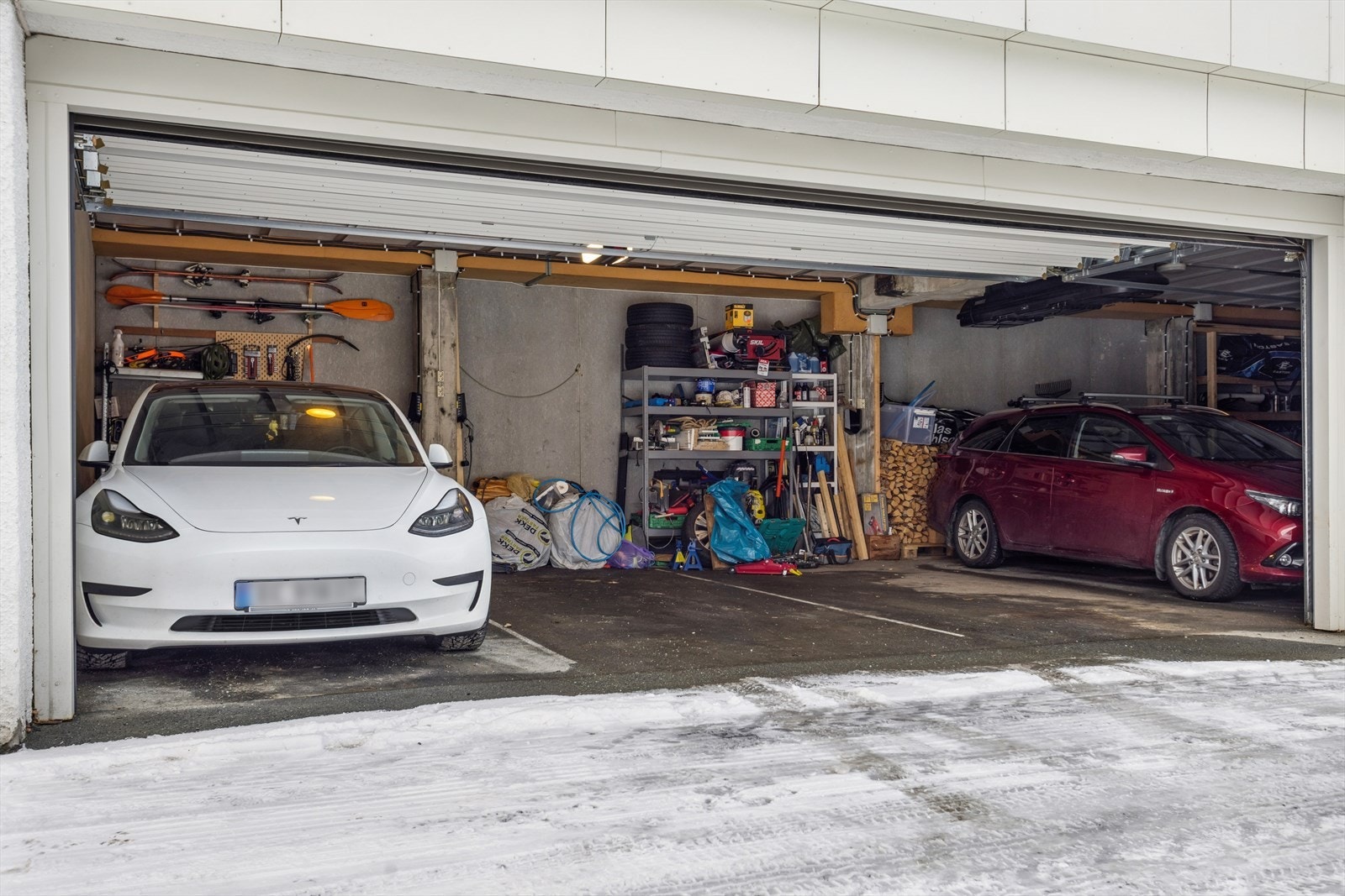 Alle leiligheter har en garasjeplass i sokkeletasjen i blokka. Galleribilde
