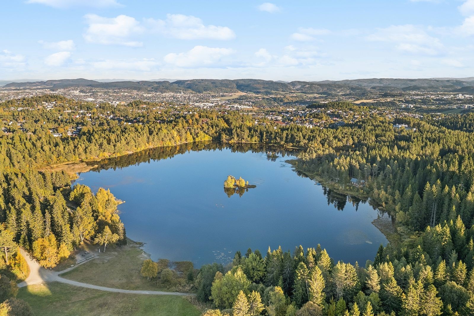 Flere populære badeplasser som Kyvatnet, Lianvatnet og Haukvatnet ligger i umiddelbar nærhet. Galleribilde