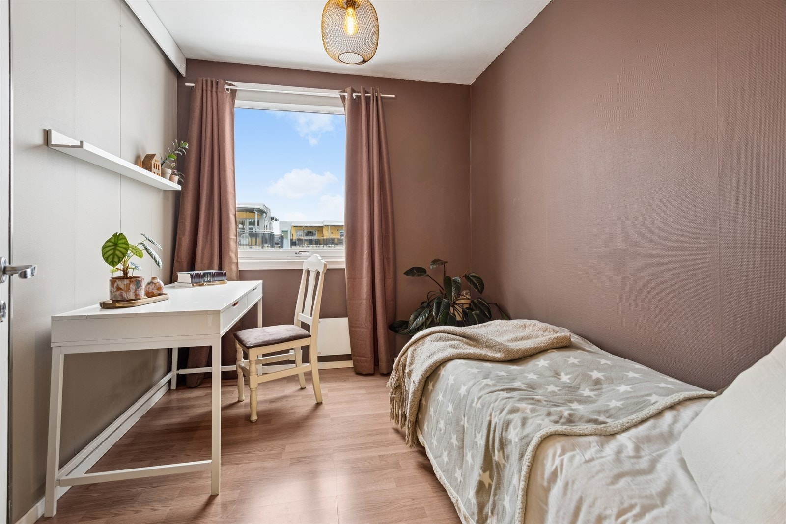 Det andre soverommet er på 7,9 m². Begge soverommene er vendt mot rolige omgivelser i øst. Galleribilde