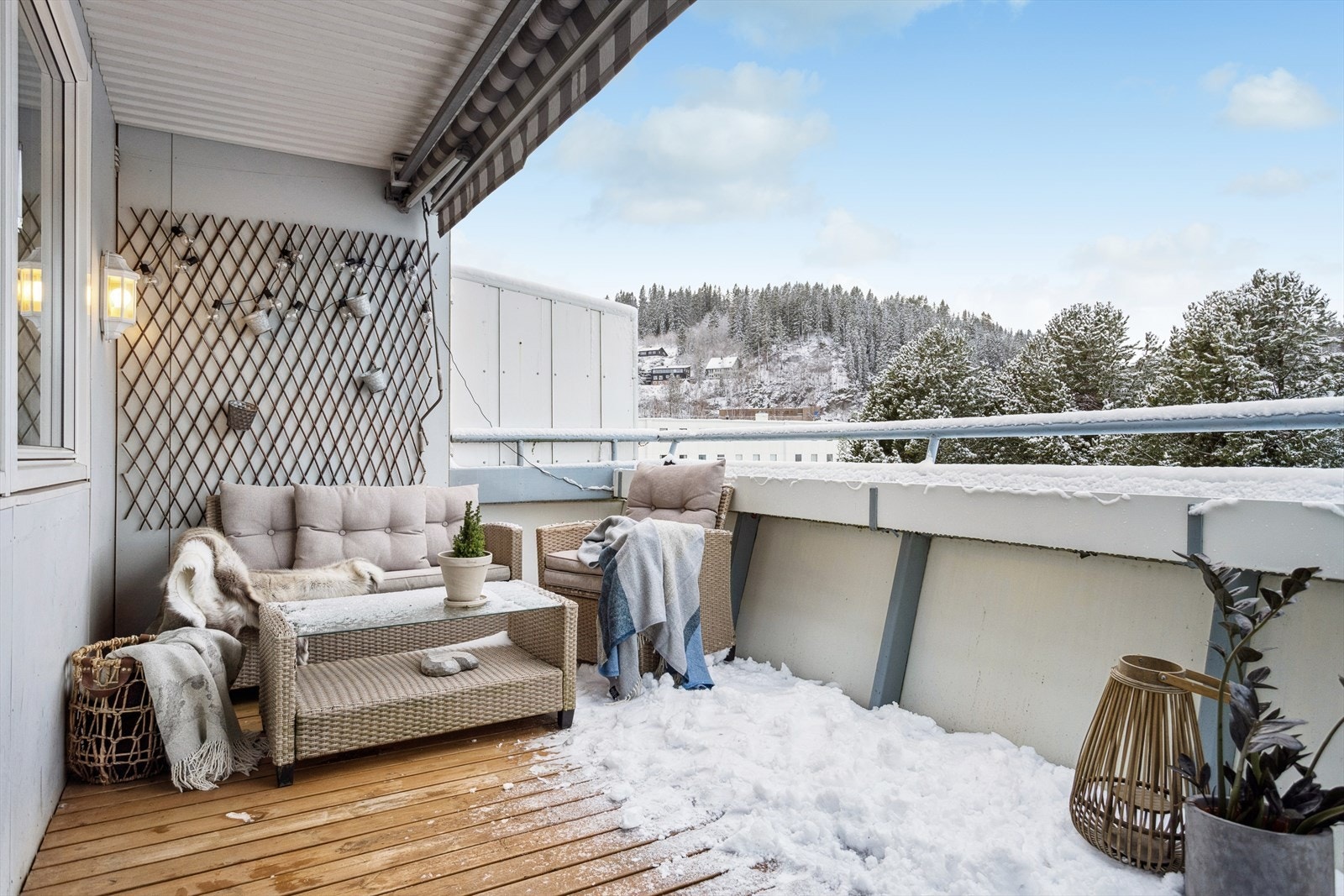 Fra stua har du tilkomst til den delvis overbygd balkong på 9,4 m² med god plass til utemøblement og grill. Galleribilde