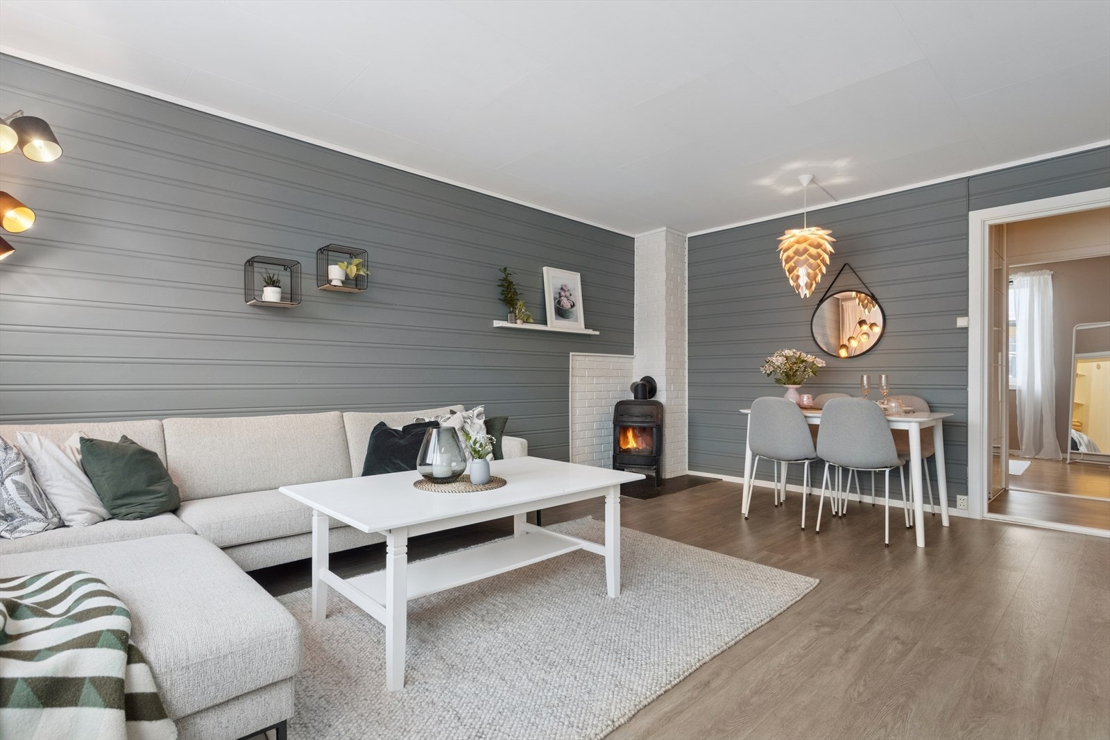 I løpet av de siste 5 årene er leiligheten oppgradert med nytt gulv på stue, kjøkken og gang. Alle rom foruten om våtrom er malt. Galleribilde