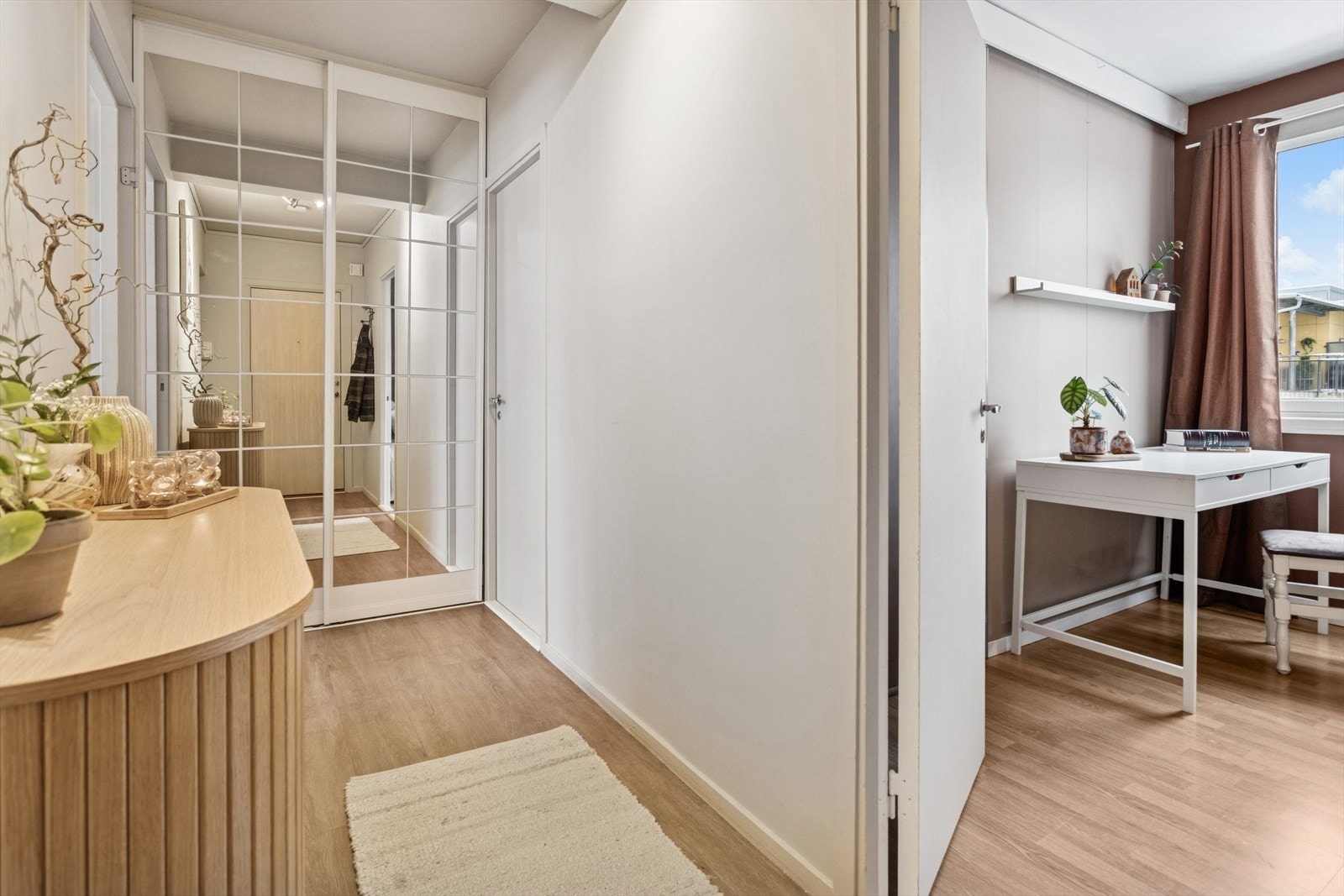 Lys entré på 6,3 m² med praktisk skyvedørsgarderobe og oppheng for yttertøy. Galleribilde