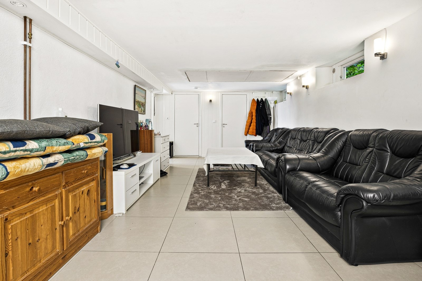 Innredet stue er angitt som kjellerstue u/kjøkken i byggetegning. Rommene er ikke omsøkt/godkjent som hybler for utleie. I følge takstann er ca. 60 % av stue ikke godkjent rom for varig opphold pga takhøyde under 200 cm Galleribilde