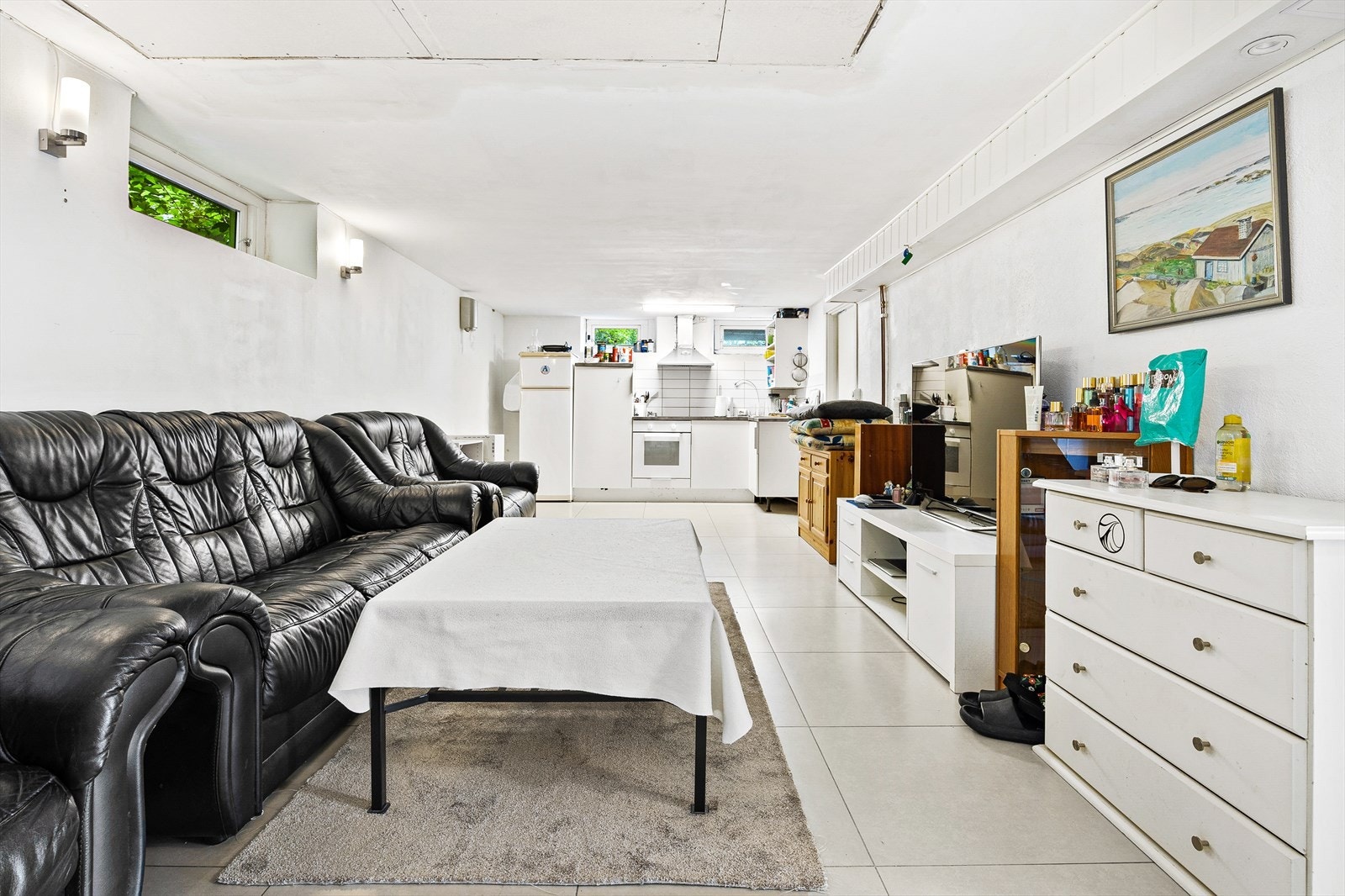 Det er satt inn en enkel kjøkkeninnredning med integrert komfyr- og platetopp. Varmekabler lagt i gulv. Det gjøres oppmerksom på at det er påvist fukt i vegg liggende mot terreng Galleribilde