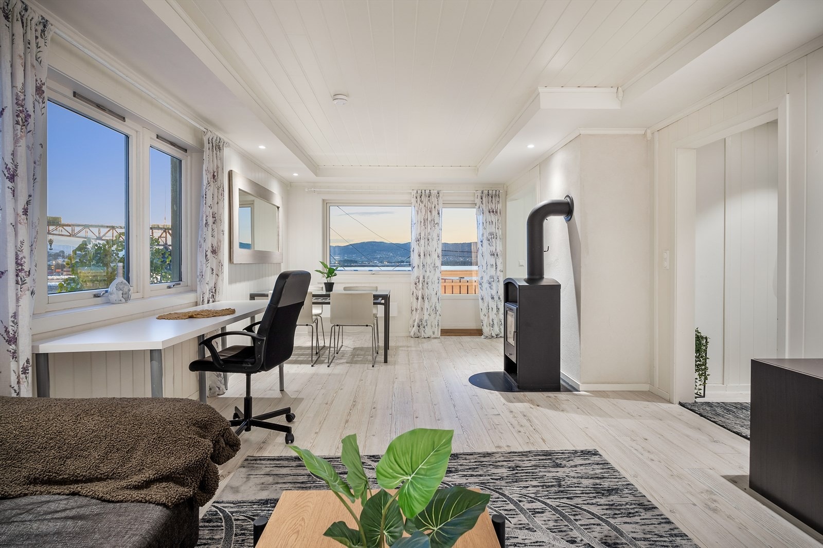 Fra stuen i 1. etasje er det utgang til overbygget balkong med fjordutsikt. Det gjøres oppmerksom på at det på andre siden av veien for eiendommen nede ved fjorden skal bygges nye leilighetskompleks Galleribilde