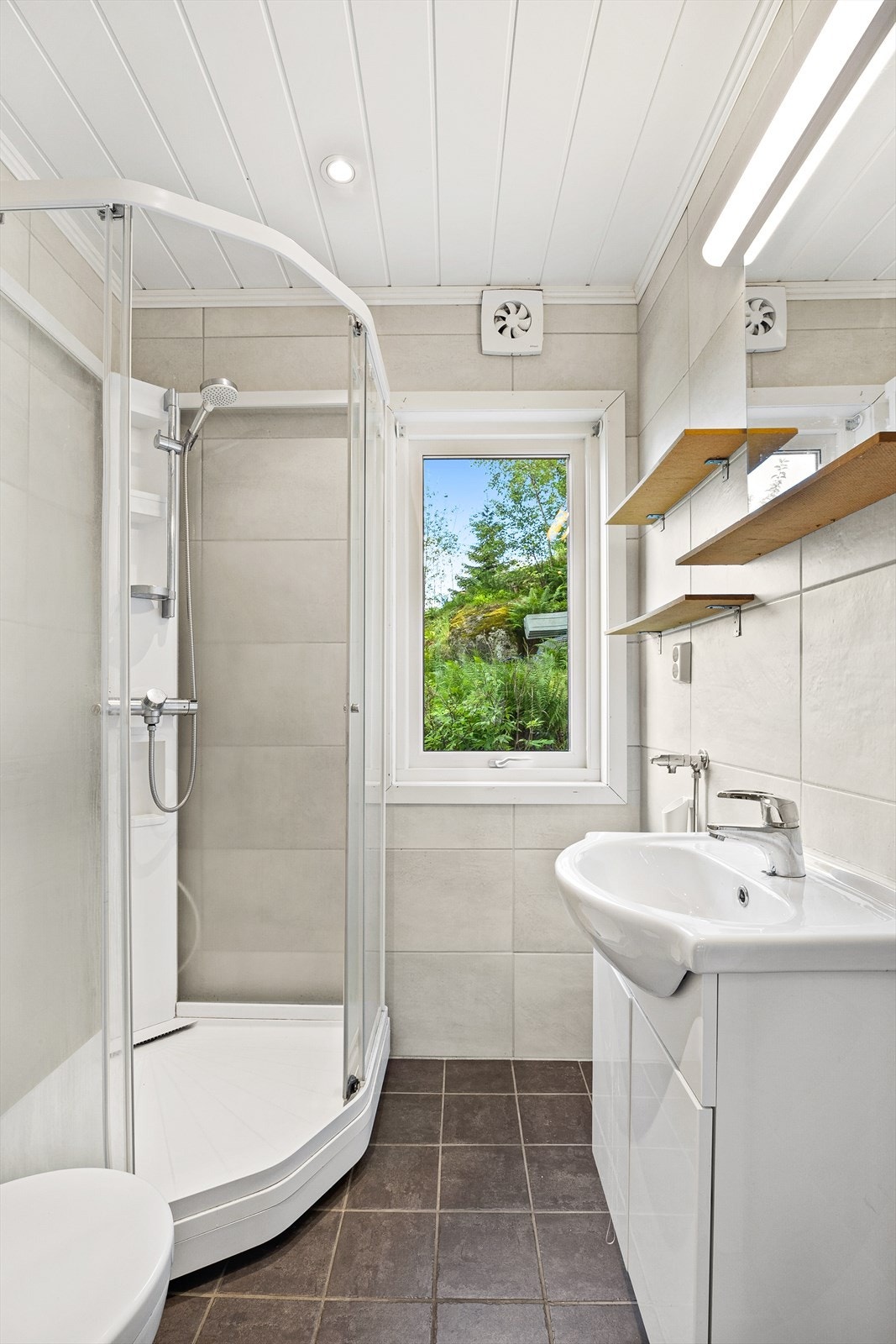 Badet har integrerte downlights i himling og varmekabler i gulv Galleribilde