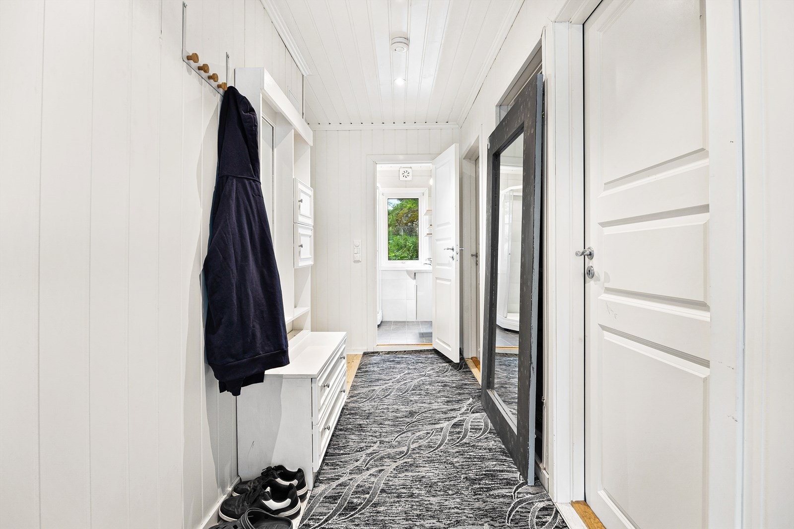 Entré/gang med god plass til å henge fra seg Galleribilde