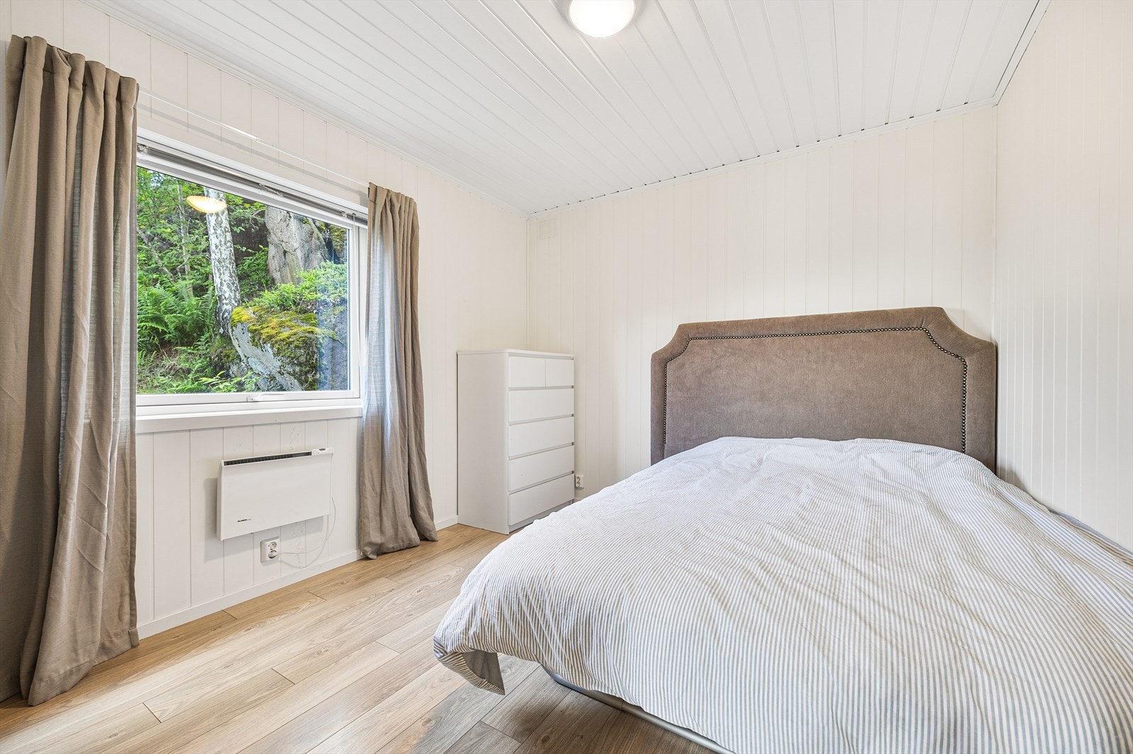 Det er totalt 2 soverom i 1. etasje (Hovedetasje). Hovedsoverom er meget romslig med god plass til både dobbeltseng og annen innredning Galleribilde