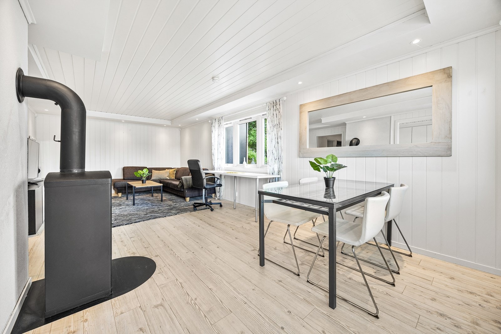 Stuen har en fin planløsning hvor man har god plass til både sofakrok og spisestue Galleribilde