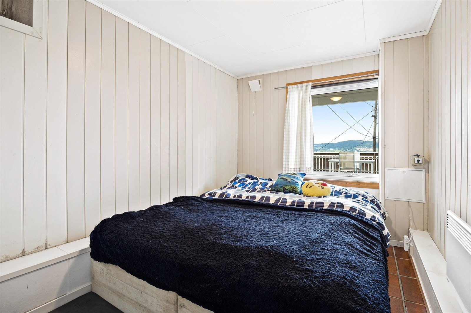 Soverom med adkomst fra kjellerstue. Det er registrert forhøyede fuktverdier på soverom Galleribilde