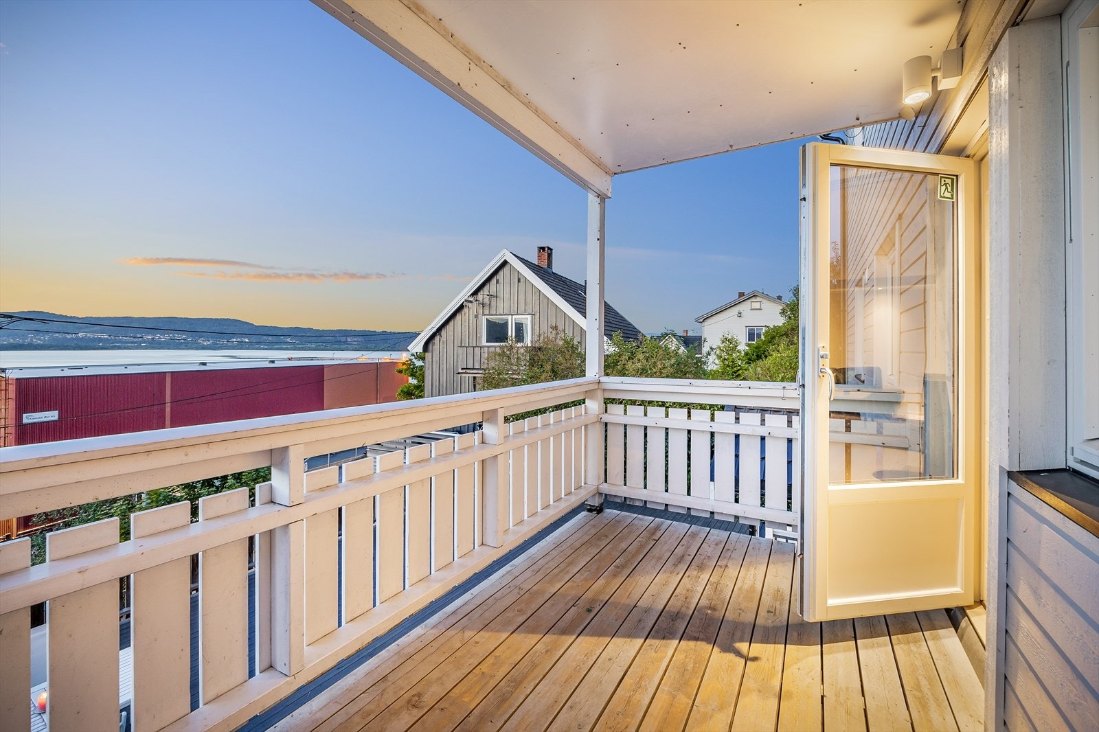 Utsikt fra balkong. Industribyggene på nedsiden av veien ved sjøen skal rives pga. nybygg. Det er usikkert på hvilken innvirkning nybygene vil ha på utsikt fra denne leiligheten Galleribilde