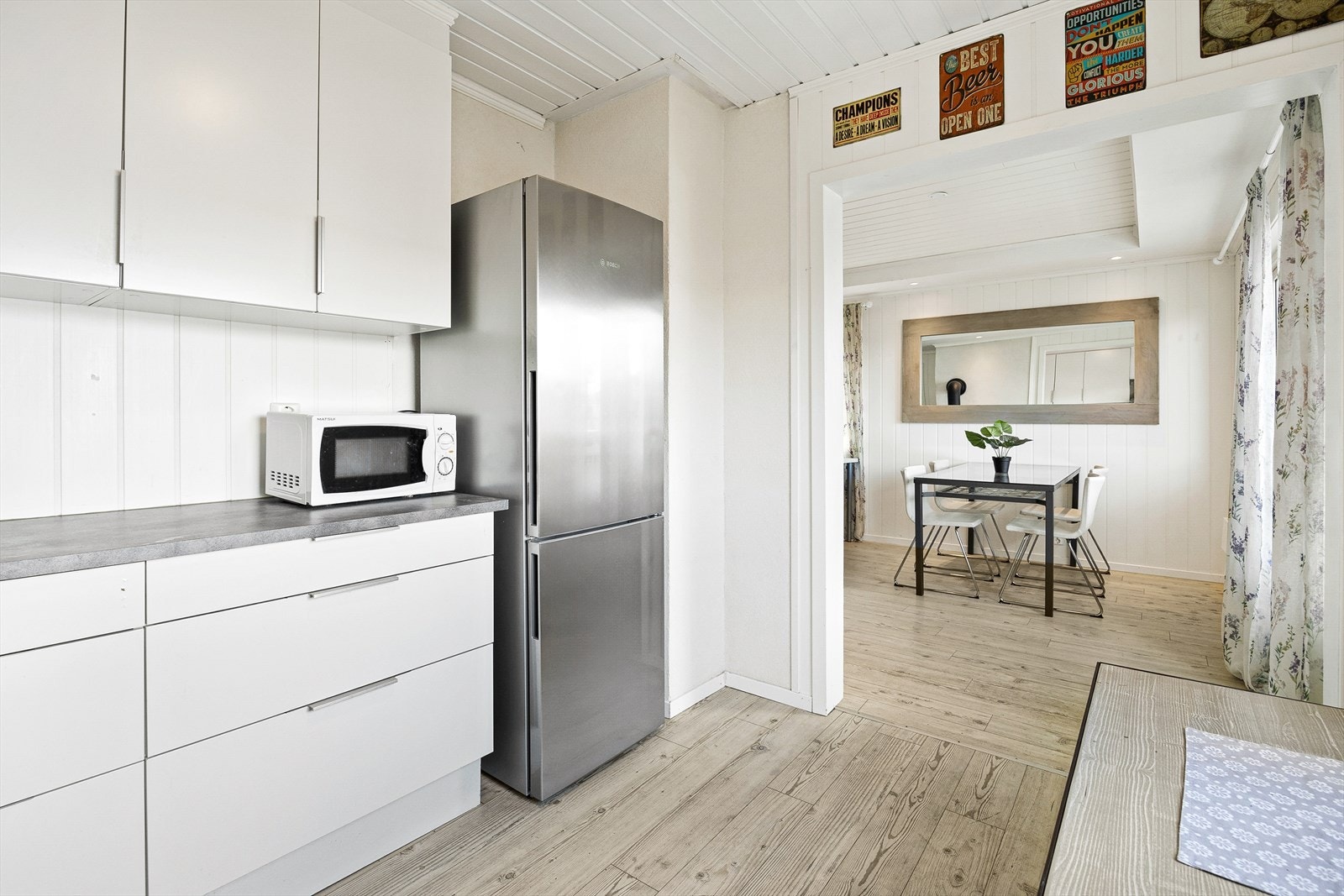 Pen kjøkkeninnredning med lyse fronter Galleribilde