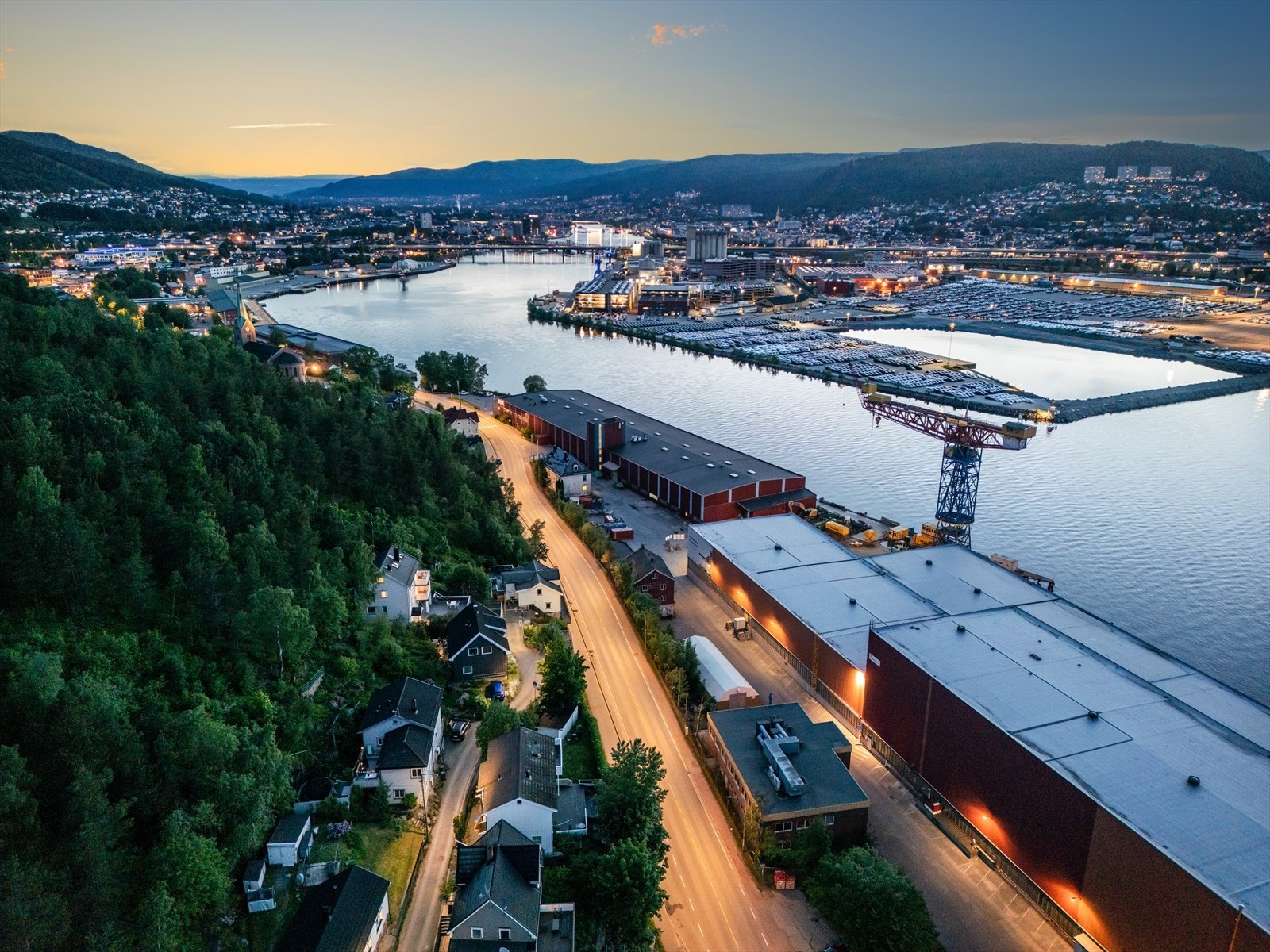 Leiligheten ligger på Tangen med ca. 4 minutters gange til nærmeste busstopp med hyppig avgang til Drammen sentrum og togstasjon. Gangavstand til barnehager, Kiwi Tangen, Rema 1000 Tollbugaten og Brandengen barneskole m.m Galleribilde