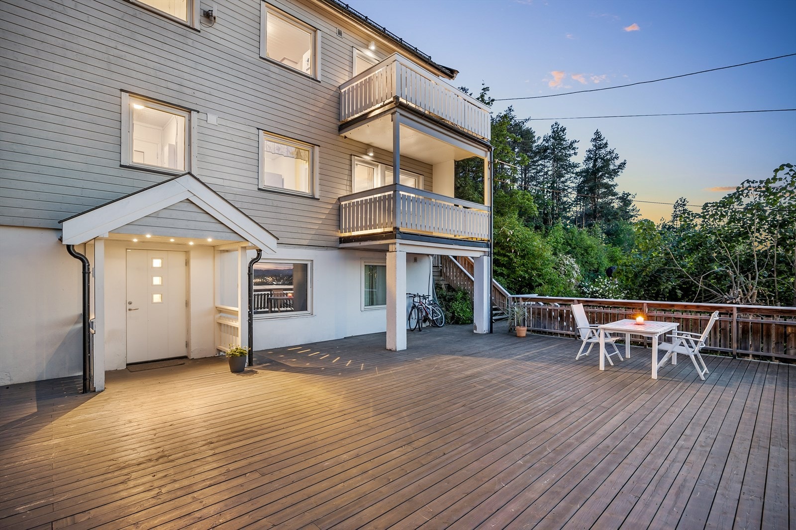 Leiligheten har felles inngang og felles terrasse med seksjon 2 Galleribilde