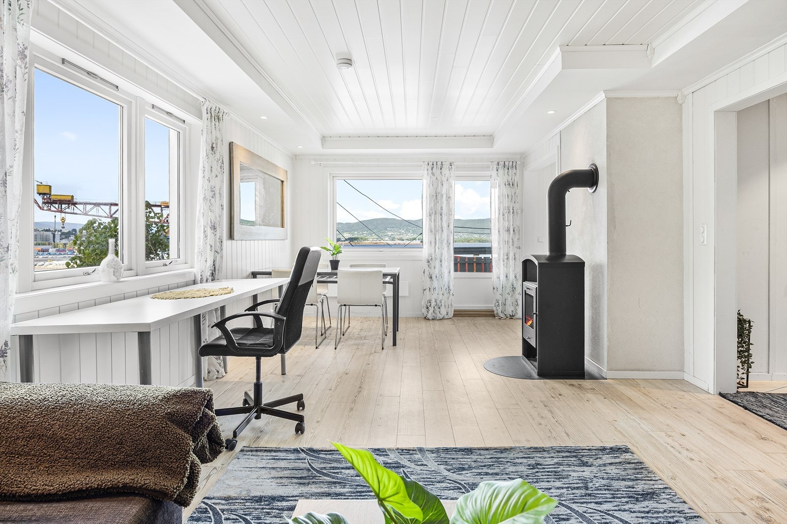 Stuen har rikelig med naturlig lysinnslipp og en flott vedovn sørger for god varme i vinterhalvåret Galleribilde