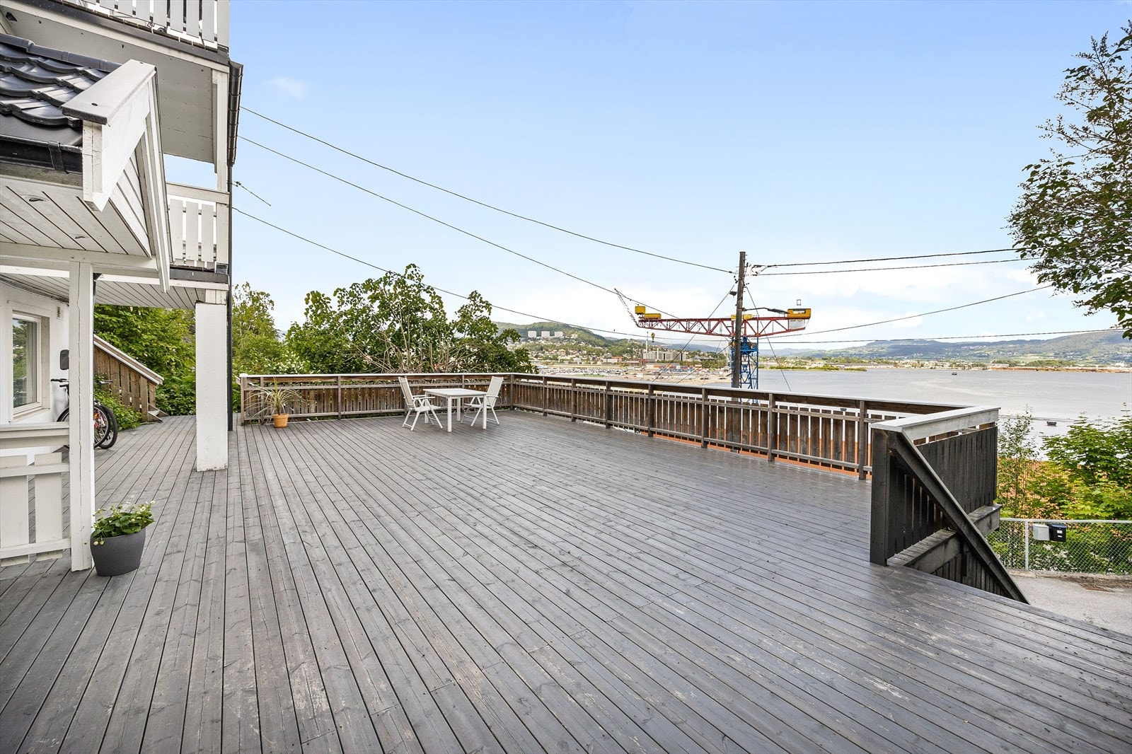 Det er bygget en meget stor terrasse på ca. 90 kvm som er til felles bruk for begge seksjonene Galleribilde