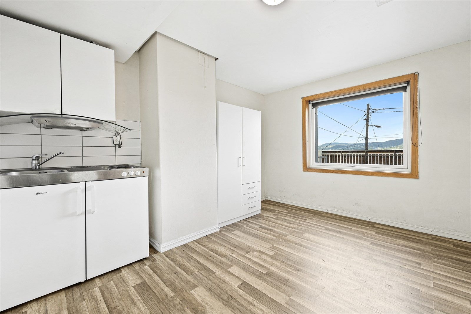 Stue/kjøkken nr. 2 i underetasje. Rommet er godkjent som soverom i byggetegning. Det er registrert forhøyde fuktverdier på begge soverom, og stue. TG3 er satt da det må påregnes tiltak. ref. tilstandsrapport Galleribilde