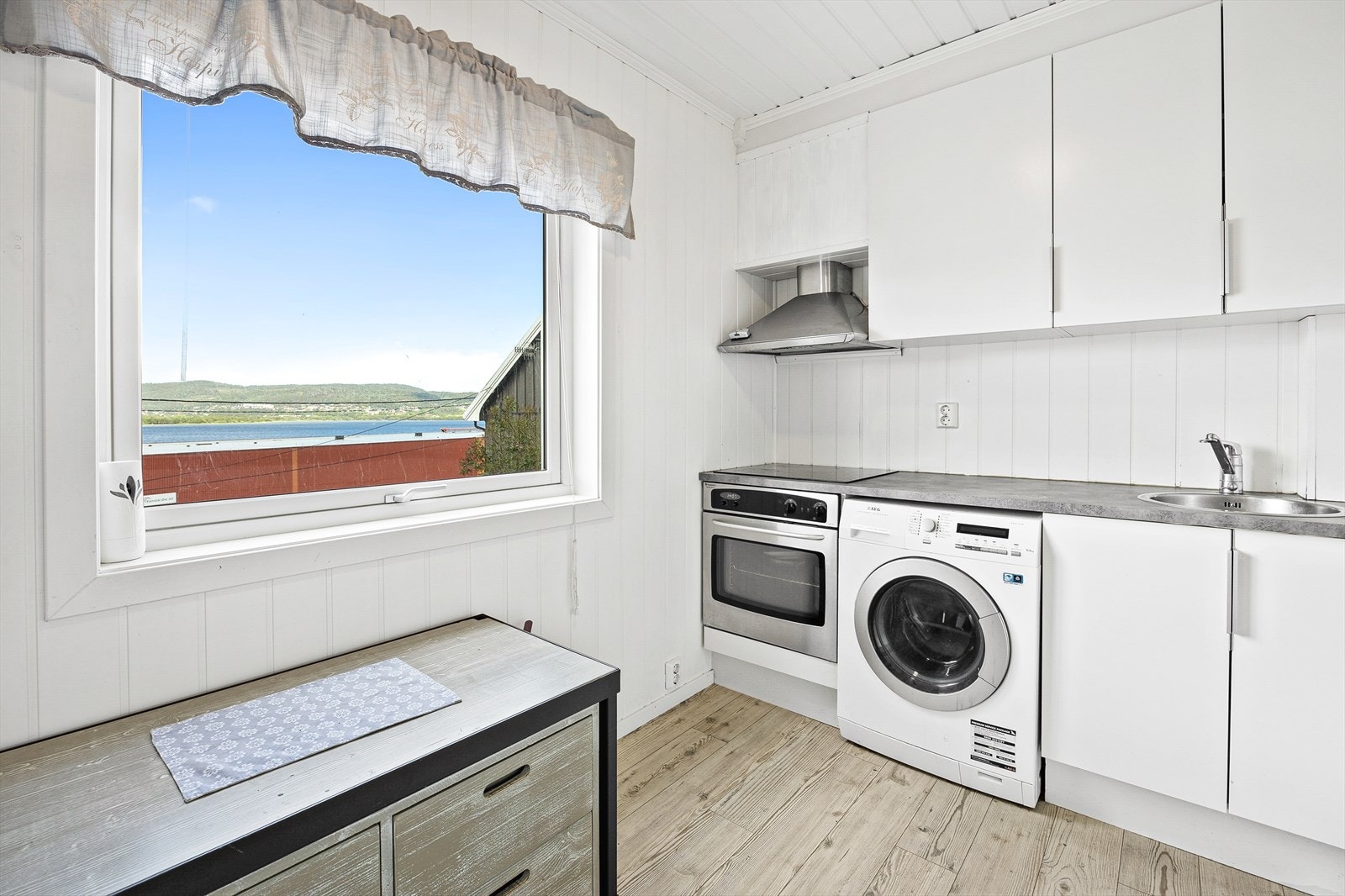 Fra kjøkkenvindu har man flott fjordutsikt Galleribilde