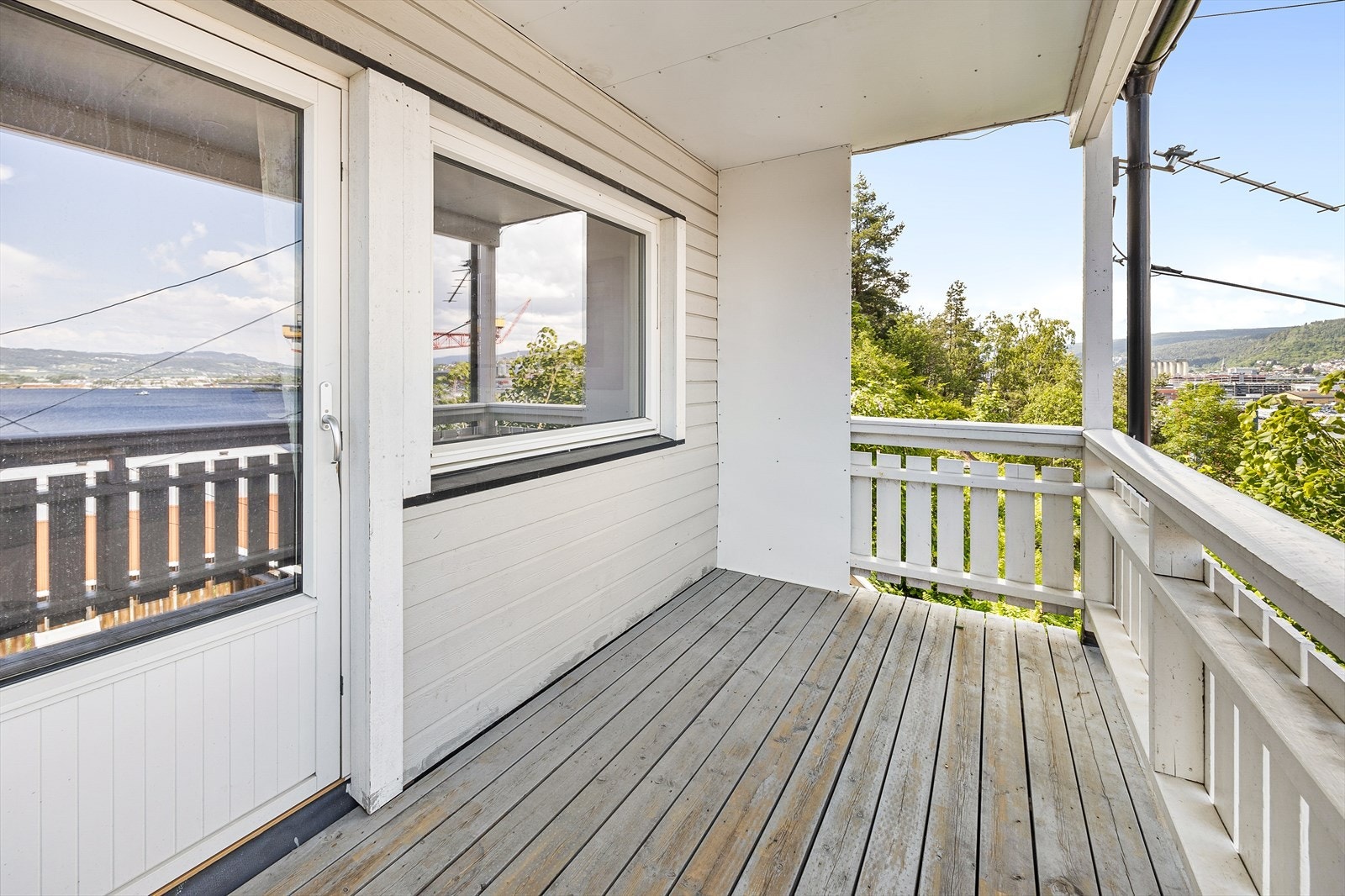 Balkongen er overbygget og kan benyttes i all slags vær Galleribilde