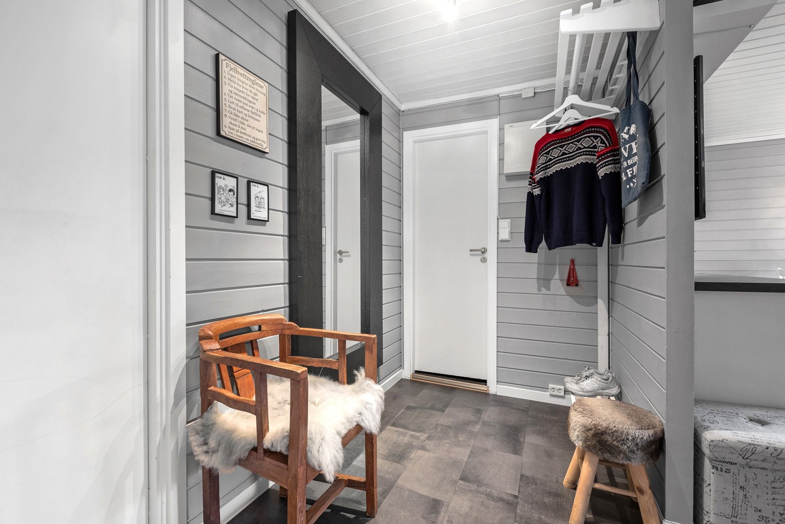 Koselig gang med dører videre til bad og ett soverom. Galleribilde