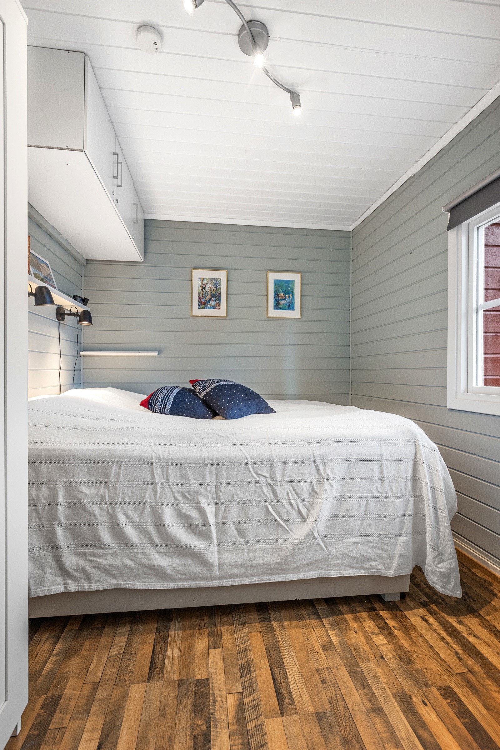 I tillegg til garderobeløsning er det hengt opp skap over sengen. Galleribilde