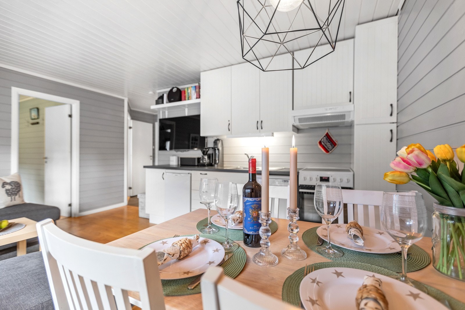 Kjøkkenet har innredning med over- og underskap med hvite profilerte fronter. Galleribilde