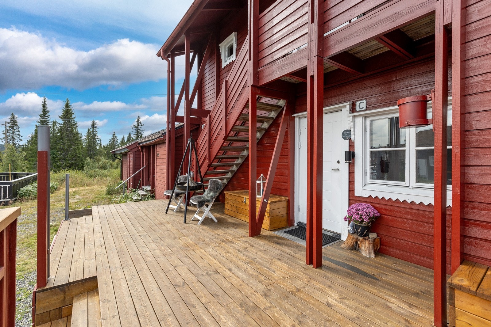 Stor og fin terrasse i tilknytning til inngangspartiet. Her er det laget praktiske løsninger med god oppbevaringsplass Galleribilde