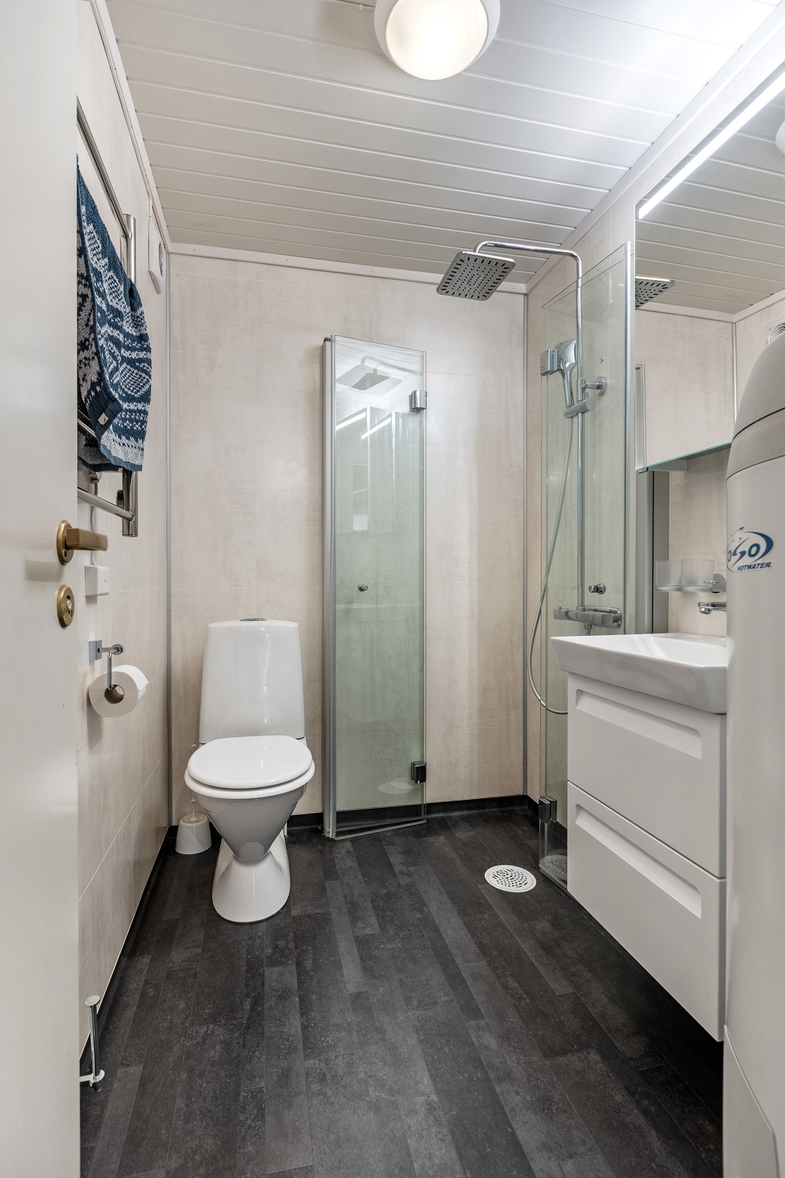 Badet har vinylbelegg på gulvet og baderomsplater på veggene. Galleribilde