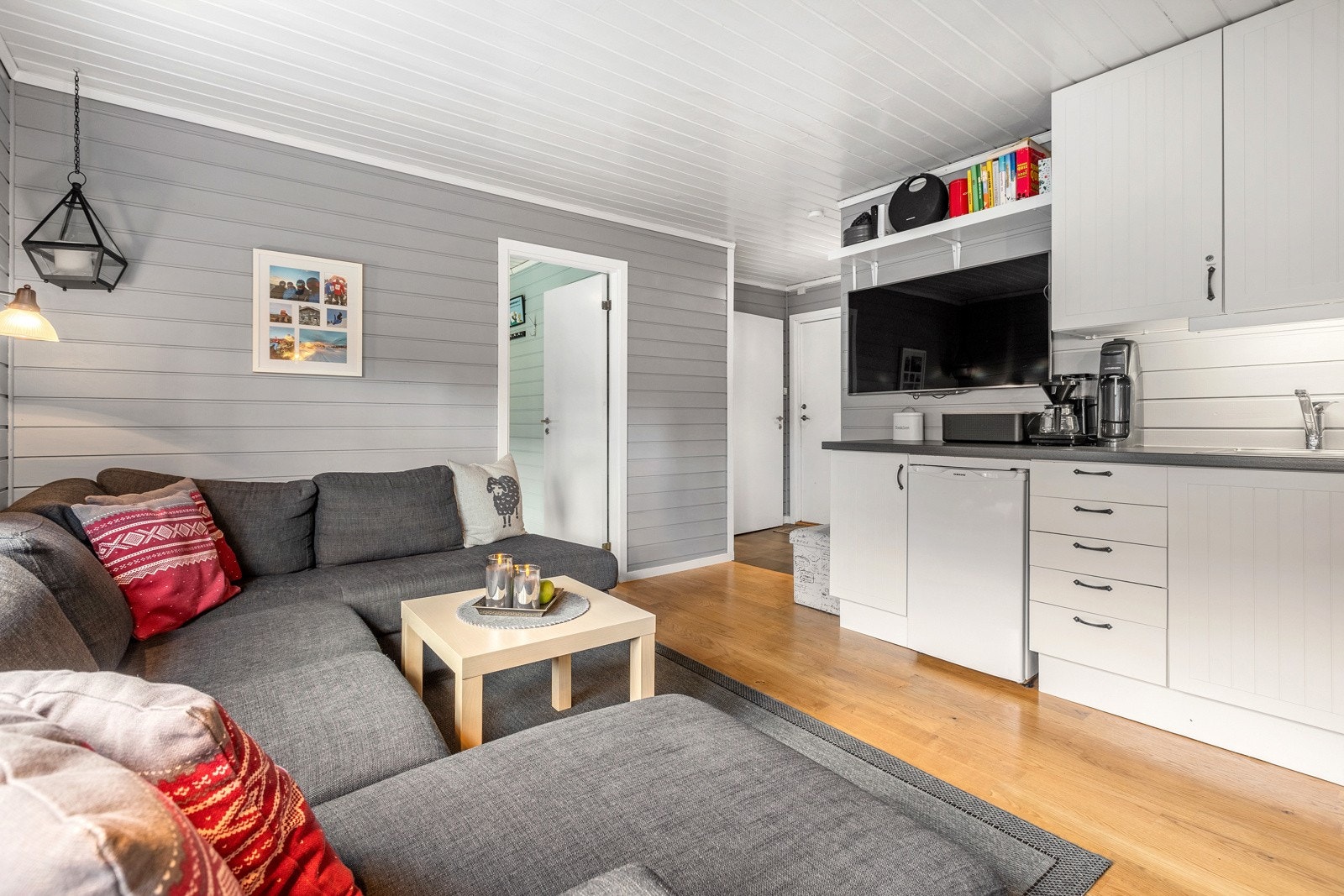 Kjøkkenet er utstyr med komfyr, oppvaskmaskin og kjøl- Galleribilde