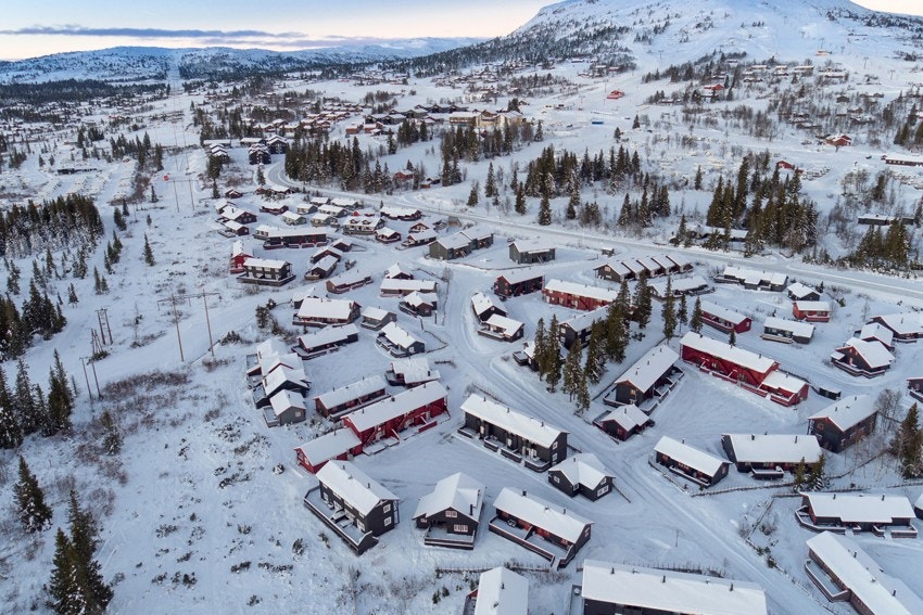 Nærheten til serveringssteder og fasiliteter er det mange som setter ekstra stor pris på, med bl.a. Skeistua, Segalstad Seter og Treffen Kafé og Bar, samt nyoppførte Skeiporten med sports-, dagligvare-, og interiørbutikk og kafebar. Galleribilde
