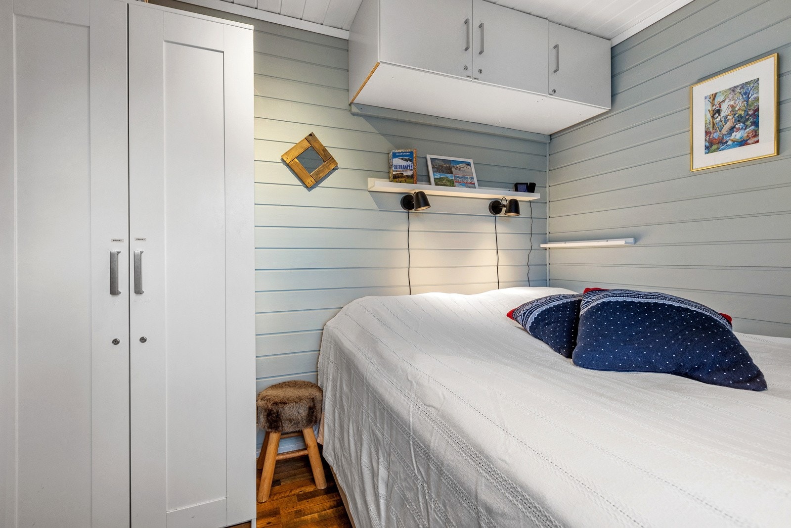 Det er to romslige soverom i leiligheten, her med plass til dobbetlseng og garderobeløsning. Galleribilde