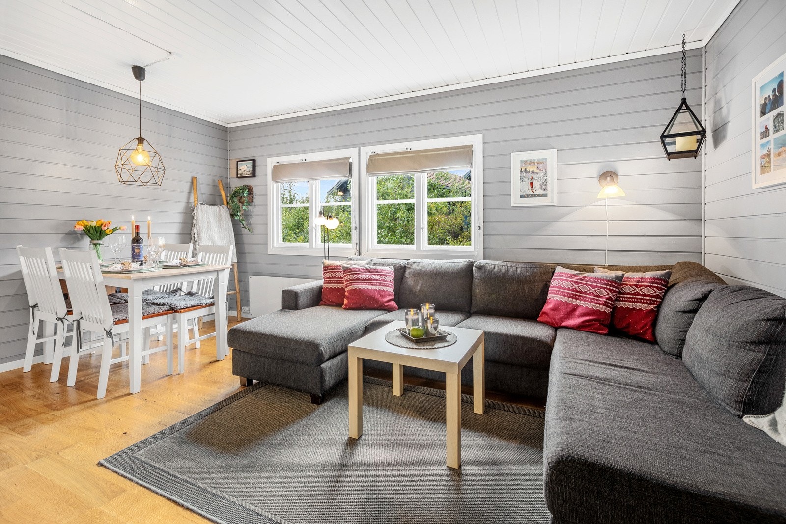 Lys og trivelig stue og kjøkken i åpen løsning med parkettgulv fra 2017 og malt panel. Galleribilde