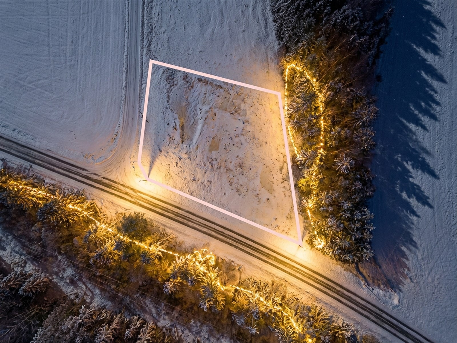 Attentus har gleden av å presentere denne fine boligen i all sin juleprakt. Det gjøres oppmerksom på at bildet er KI generert, og avviker fra virkeligheten. Galleribilde