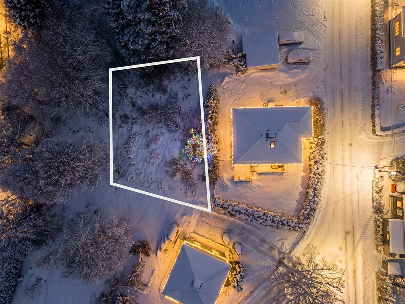 Attentus har gleden av å presentere denne fine tomten i all sin juleprakt. Det gjøres oppmerksom på at bildet er KI generert, og avviker fra virkeligheten. Galleribilde