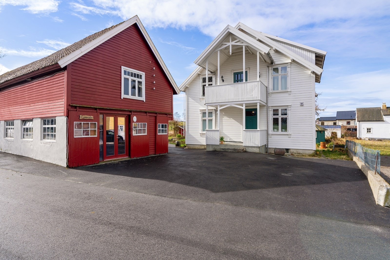 Boligen er en enkel Sweitzerbolig som opprinnelig ble oppført ca 1910 på Sandnes. Bolig ble flyttet og satt opp i Smiegarden 1936. Boligen er tømret og delvis restaurert. Galleribilde
