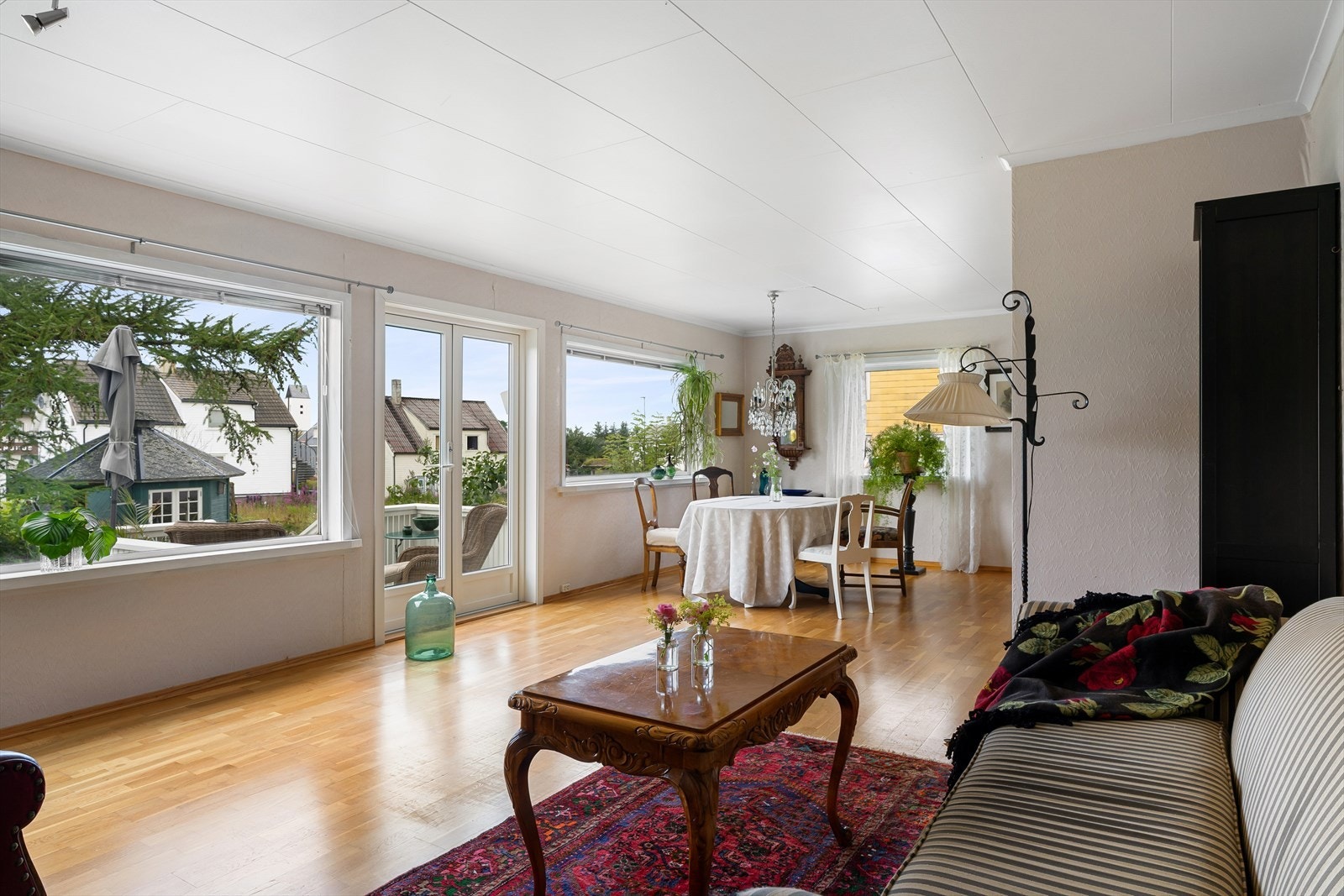 Store vindusflater gir rikelig med dagslys. Galleribilde