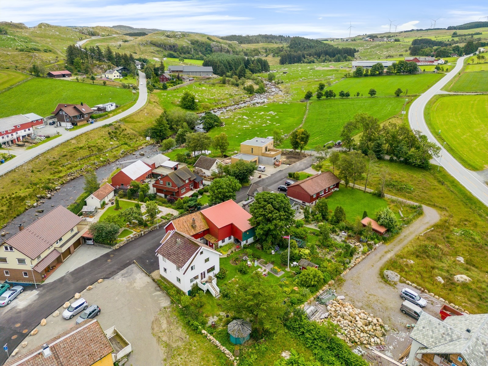 Undheim har en fantastisk beliggenhet for de som ønsker å bo landlig, men allikevel være nær mer urbane strøk som Bryne, Sandnes og Stavanger. Galleribilde