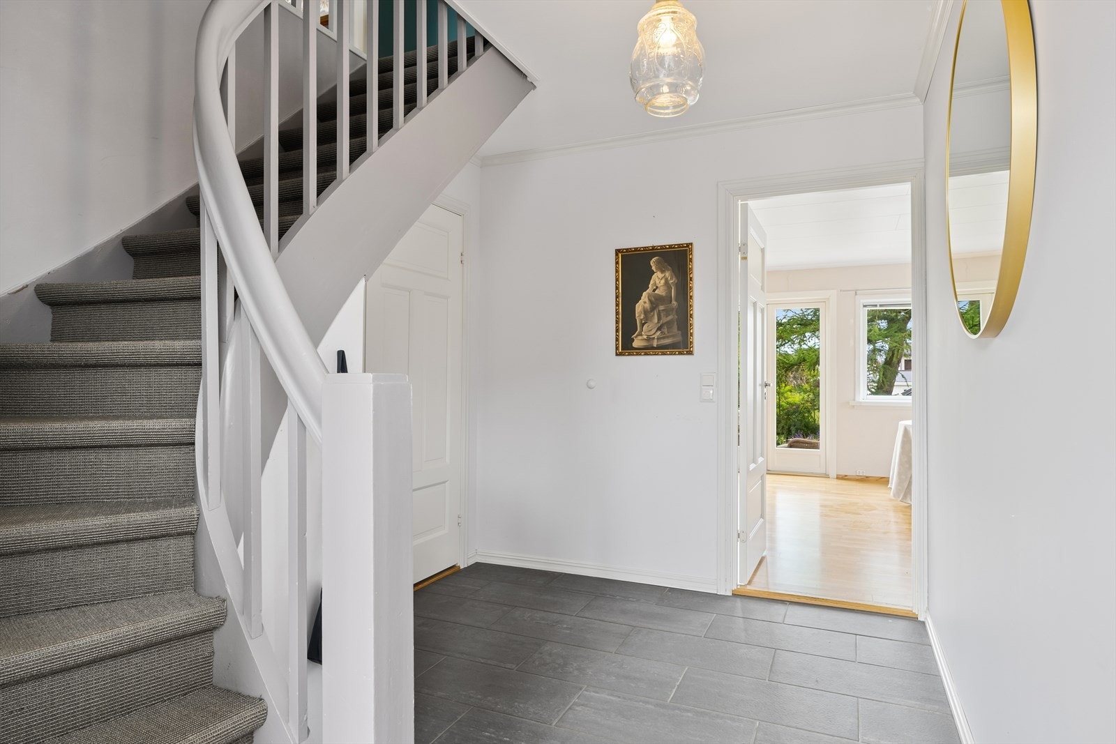 Entre/gang med fliser på gulv Galleribilde