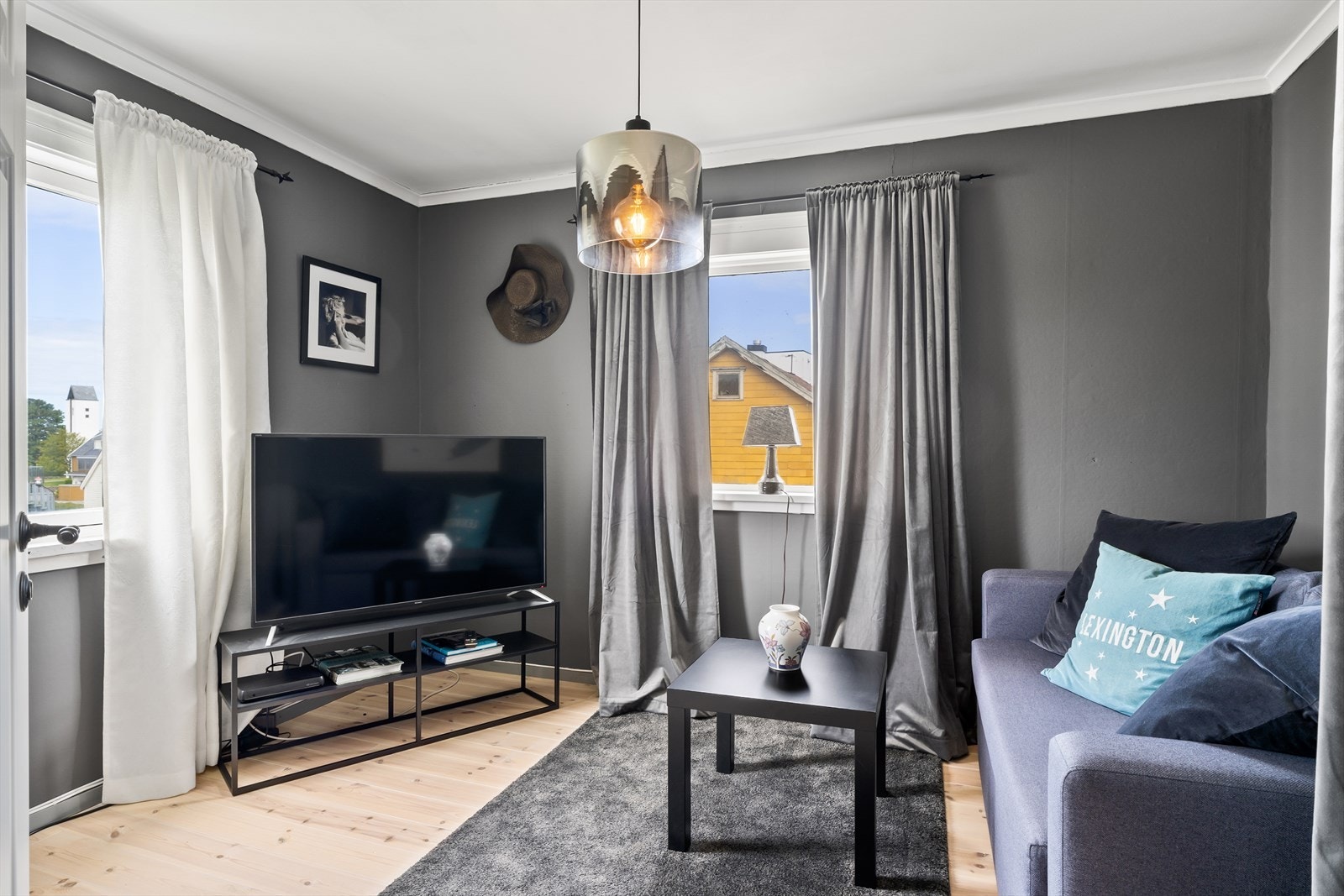 Soverom/Tv-stue med adkomst fra hovedsoverom Galleribilde