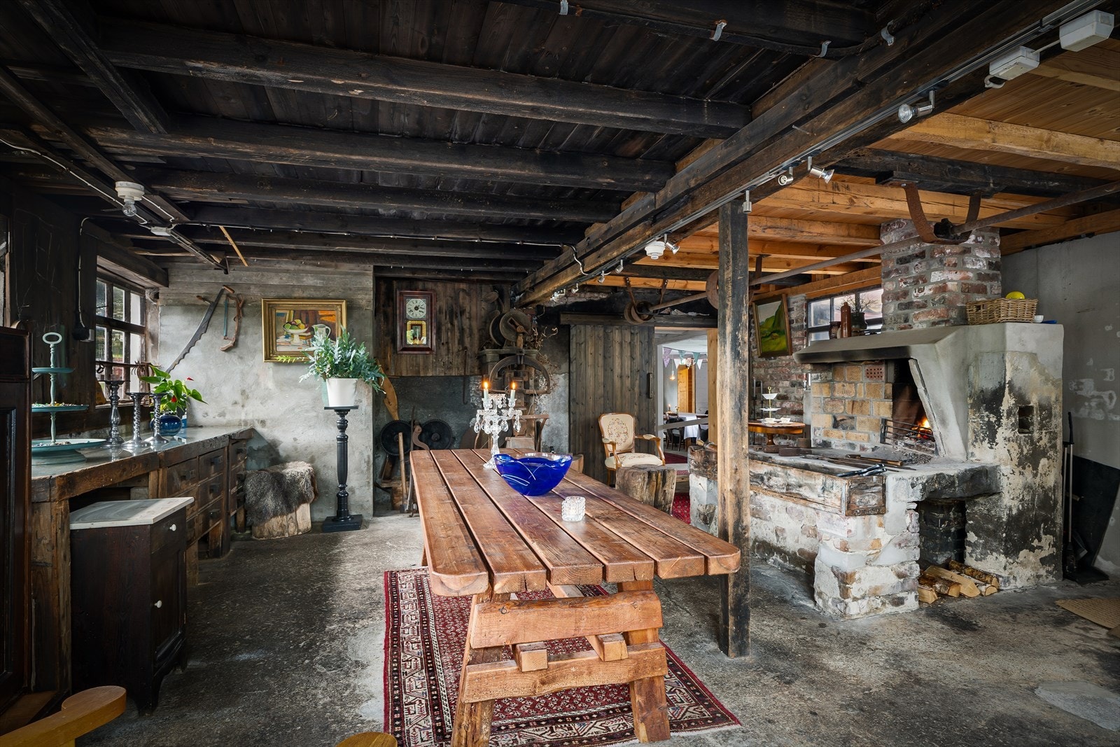 Uthuset er opprinnelig smie og bevart slik smeden forlot den! Galleribilde