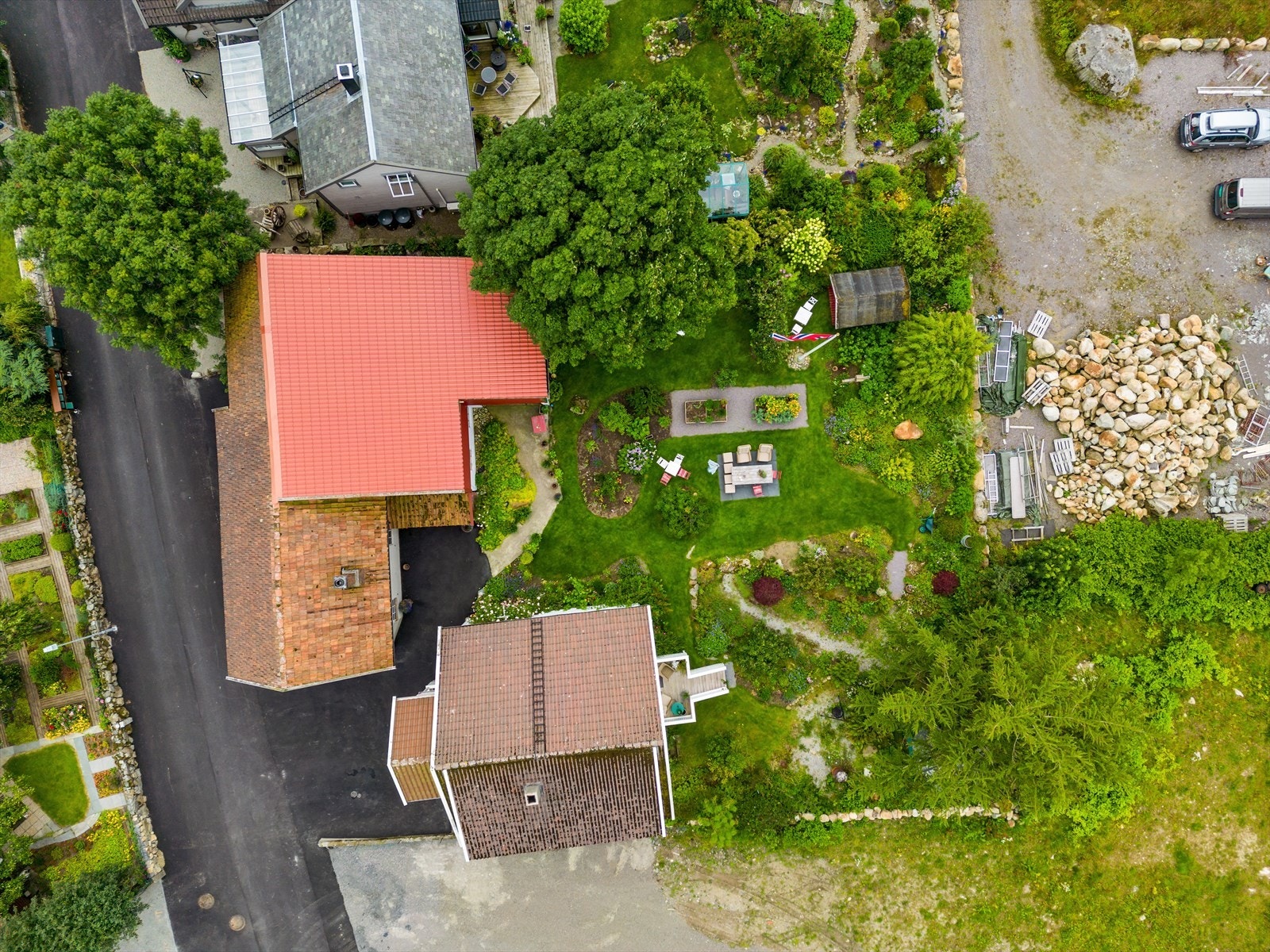 Dronefoto. Eiendommen består av to bruksnummer. Galleribilde