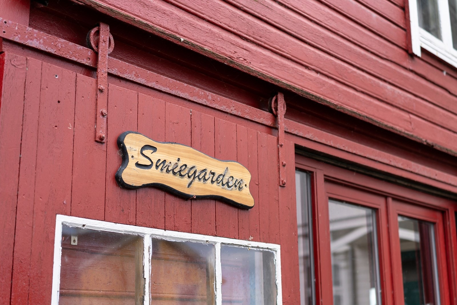 I Smedavegen 1 får du en fin beliggenhet midt i sentrumskjernen av den "Grøna bygdå". Galleribilde