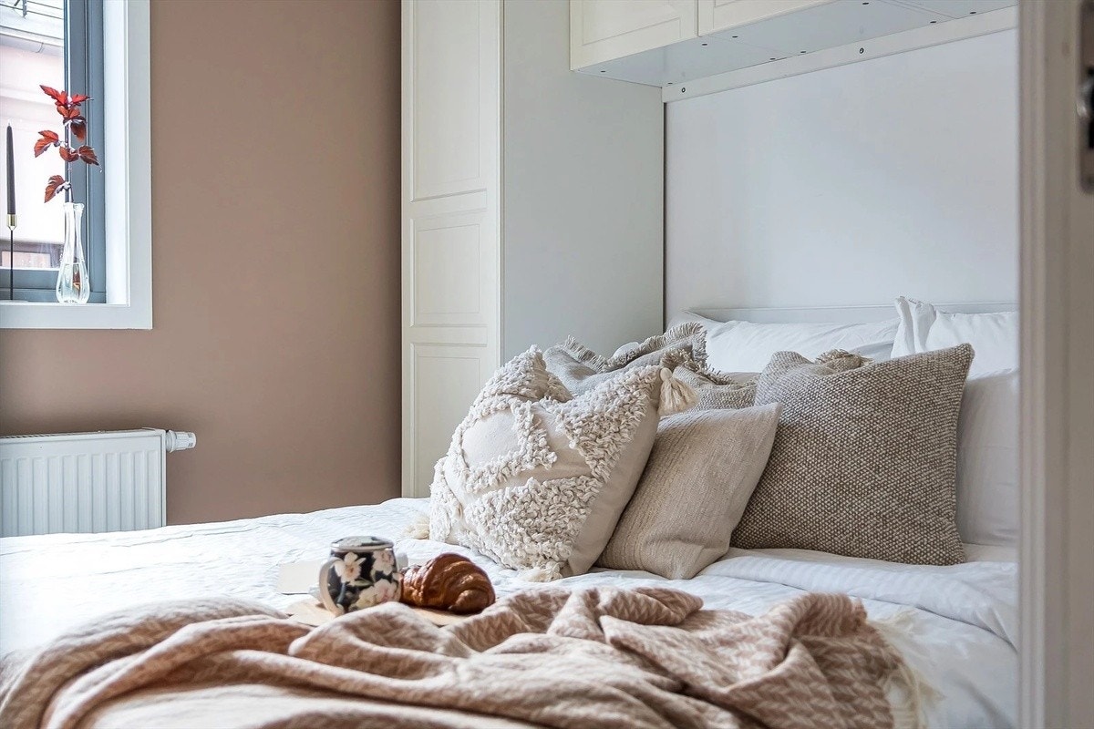 Stor og god seng med oppbevaring under Galleribilde