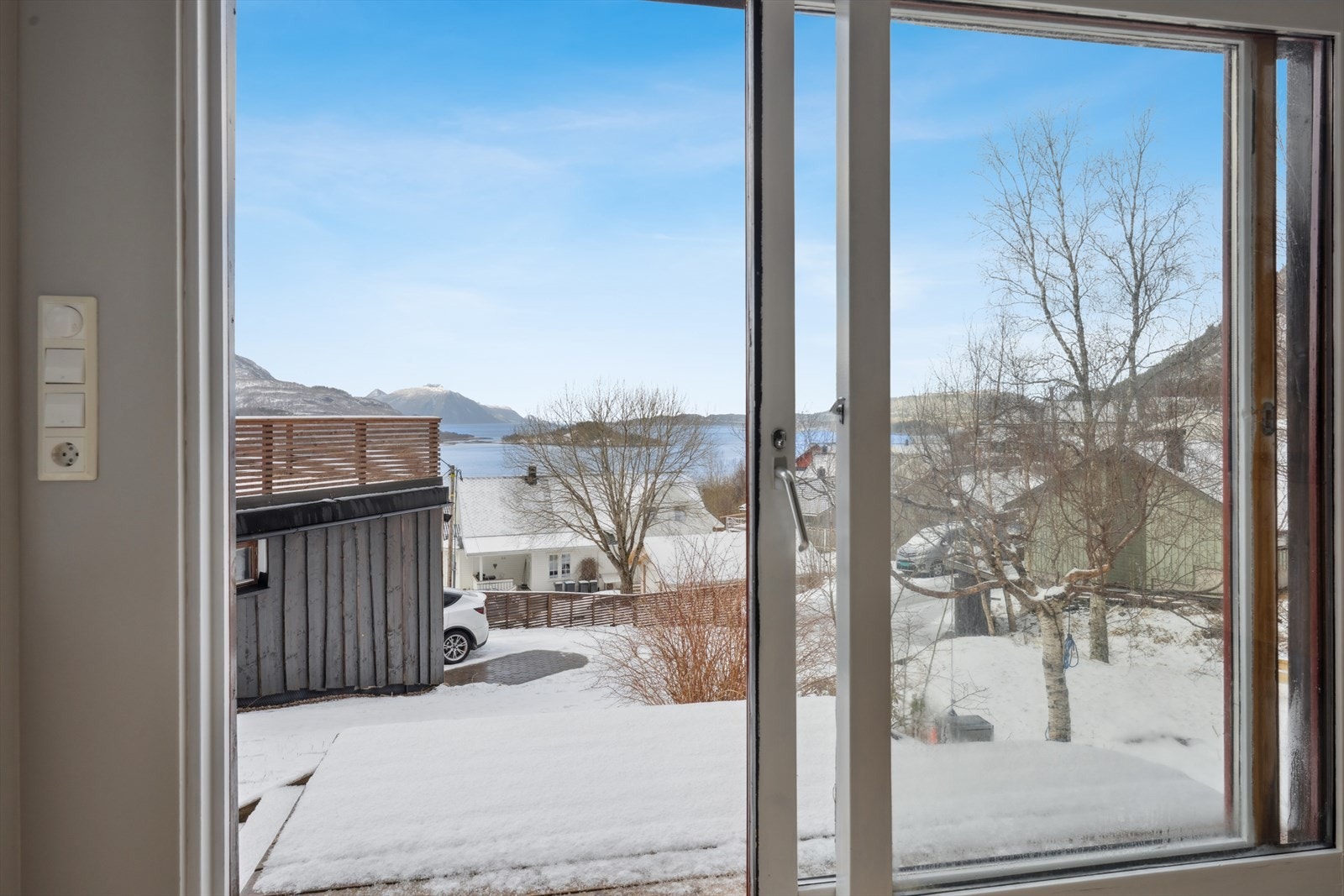 Direkte adgang til uteområdene via terrassedør i stue. Galleribilde